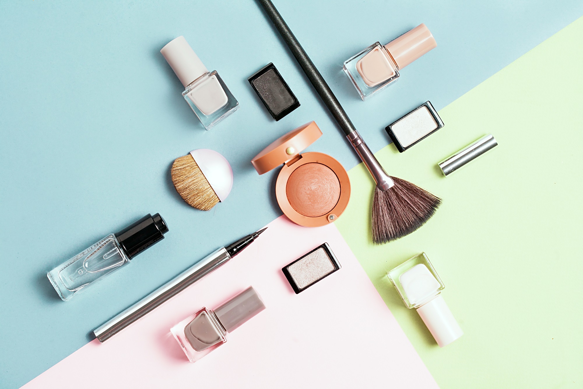 Apúntate al ahorro cosmético: así se alarga la vida de cremas y maquillajes
