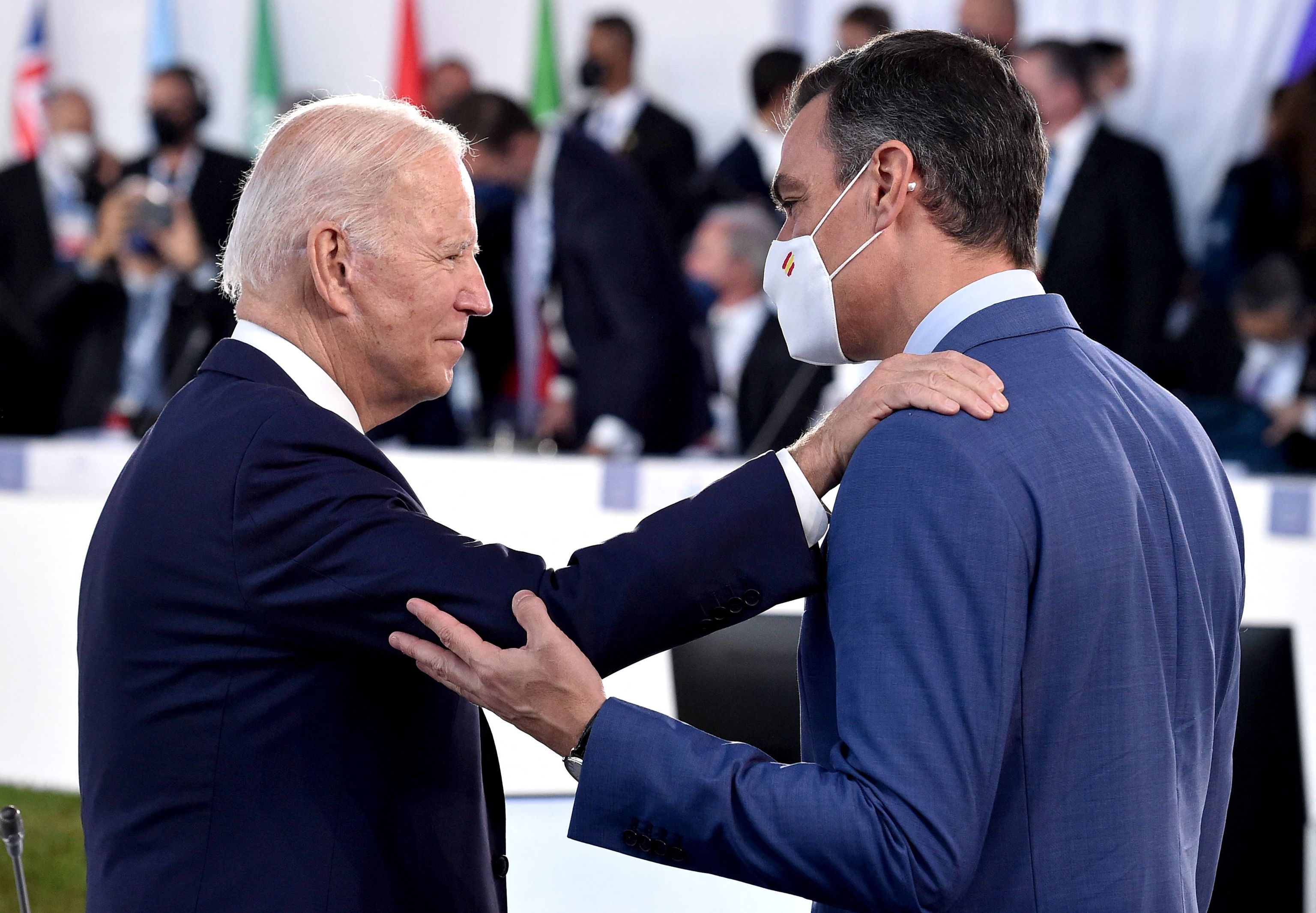 Joe Biden y Pedro Sánchez se saludan en la cumbre del G-20 en Roma, el pasado noviembre.