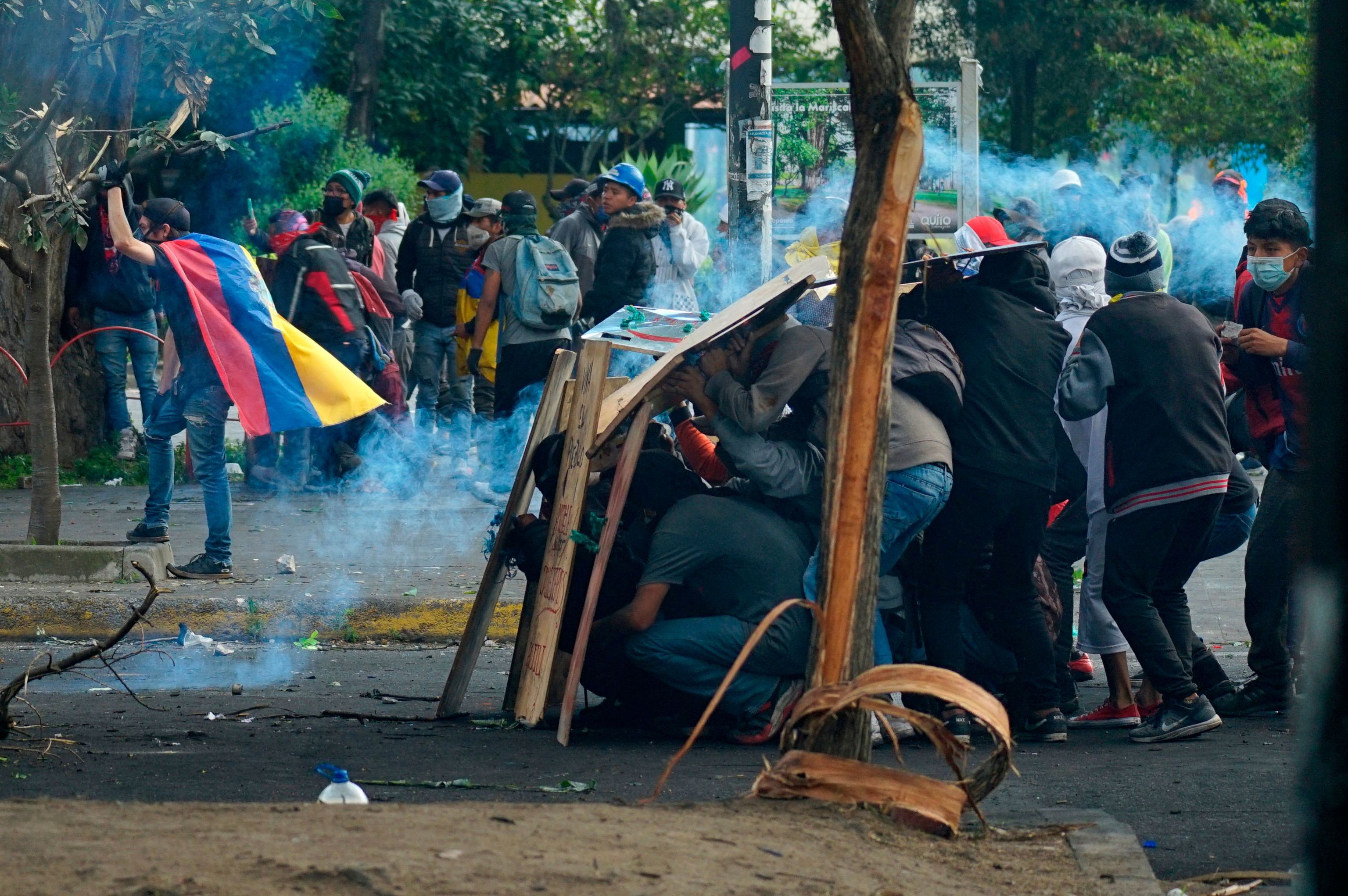 Manifestantes se enfrentan a la policía, ayer, en Quito.