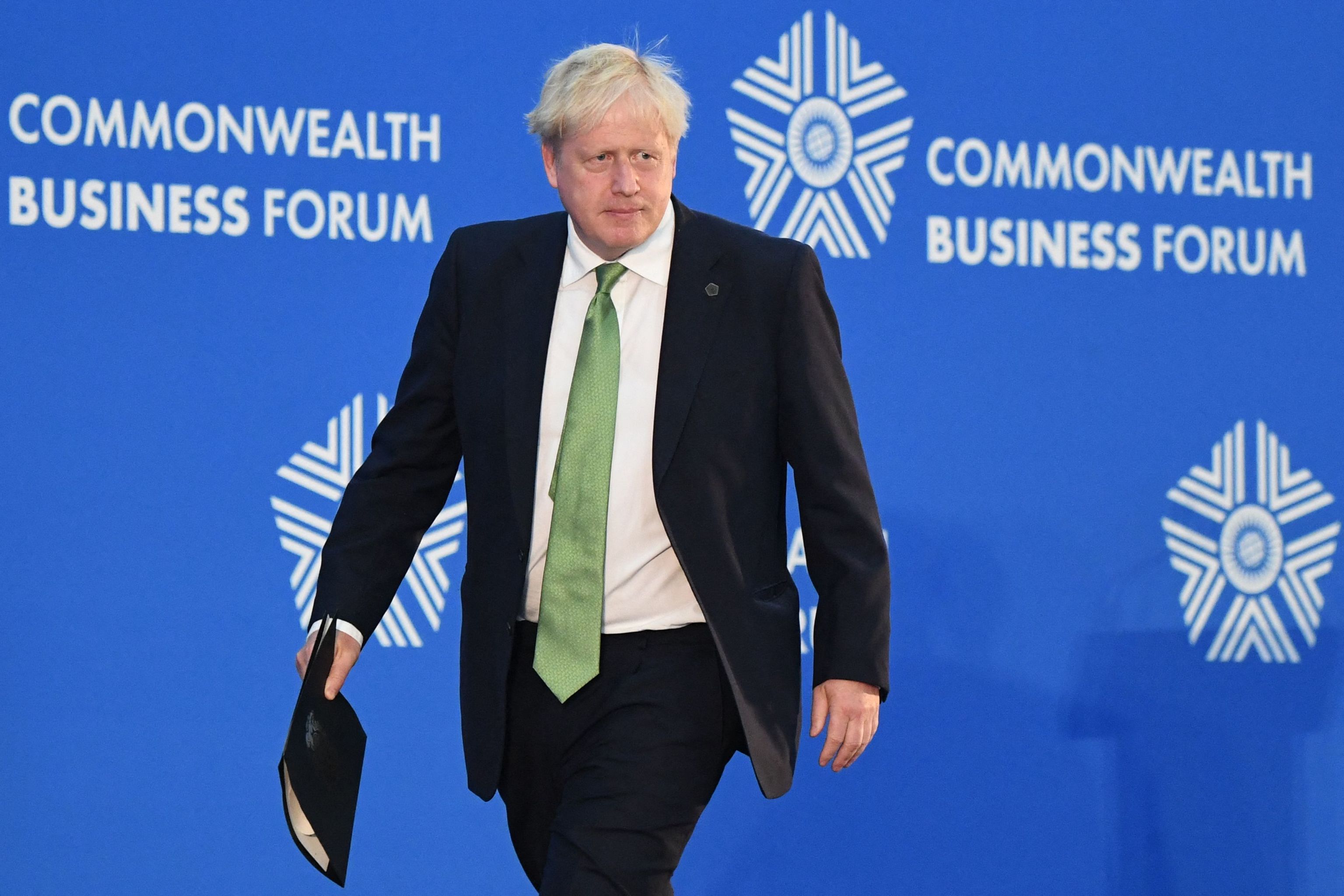 Boris Johnson, primer ministro británico, en la Mancomunidad de Naciones celebrada en Kigali, Ruanda.