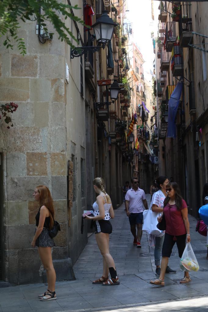 Turistas y vecinos en el centro de Barcelona