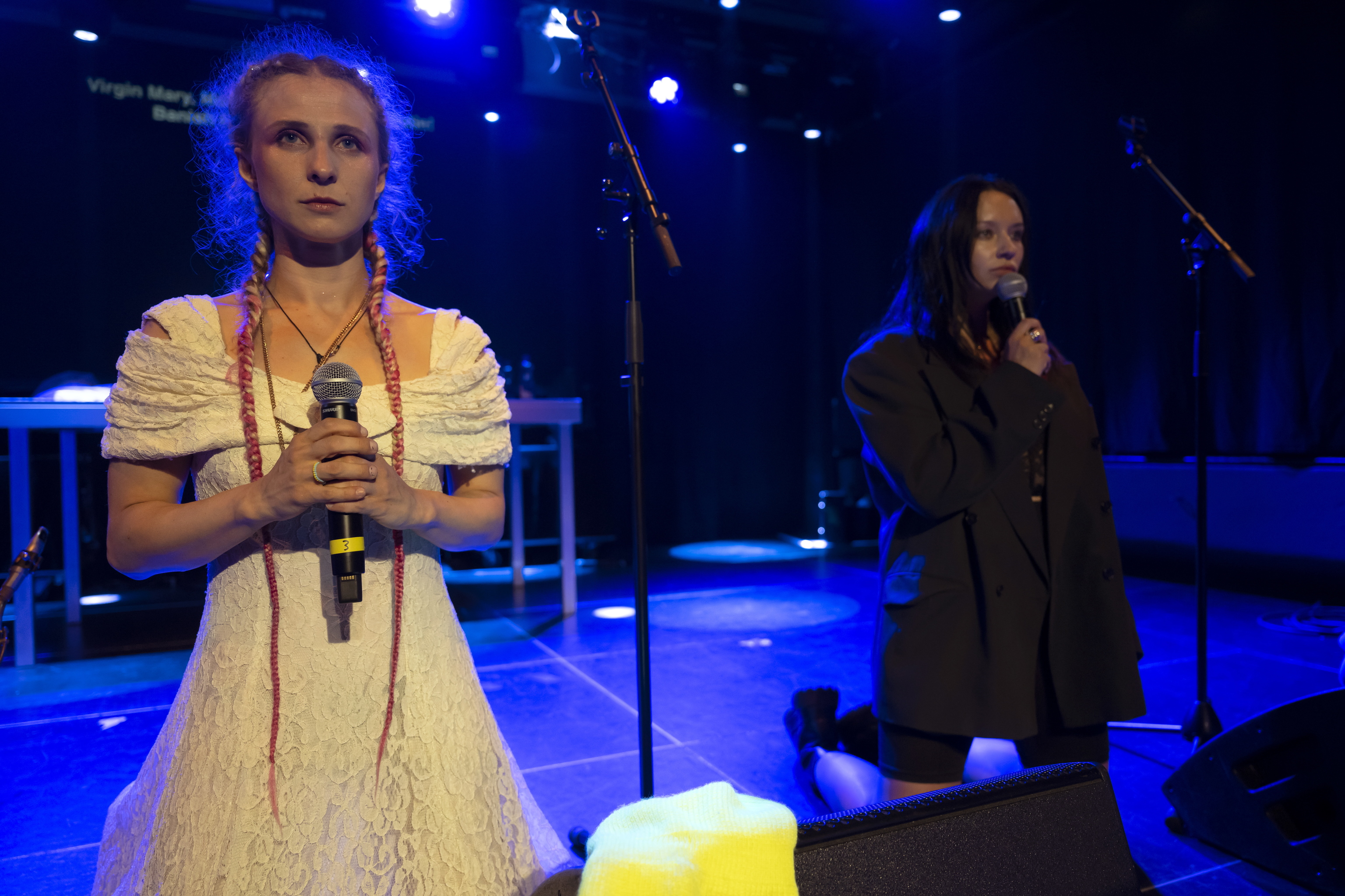 Las Pussy Riot, Mara Aliojina y Olga Borisova, durante una actuacin.