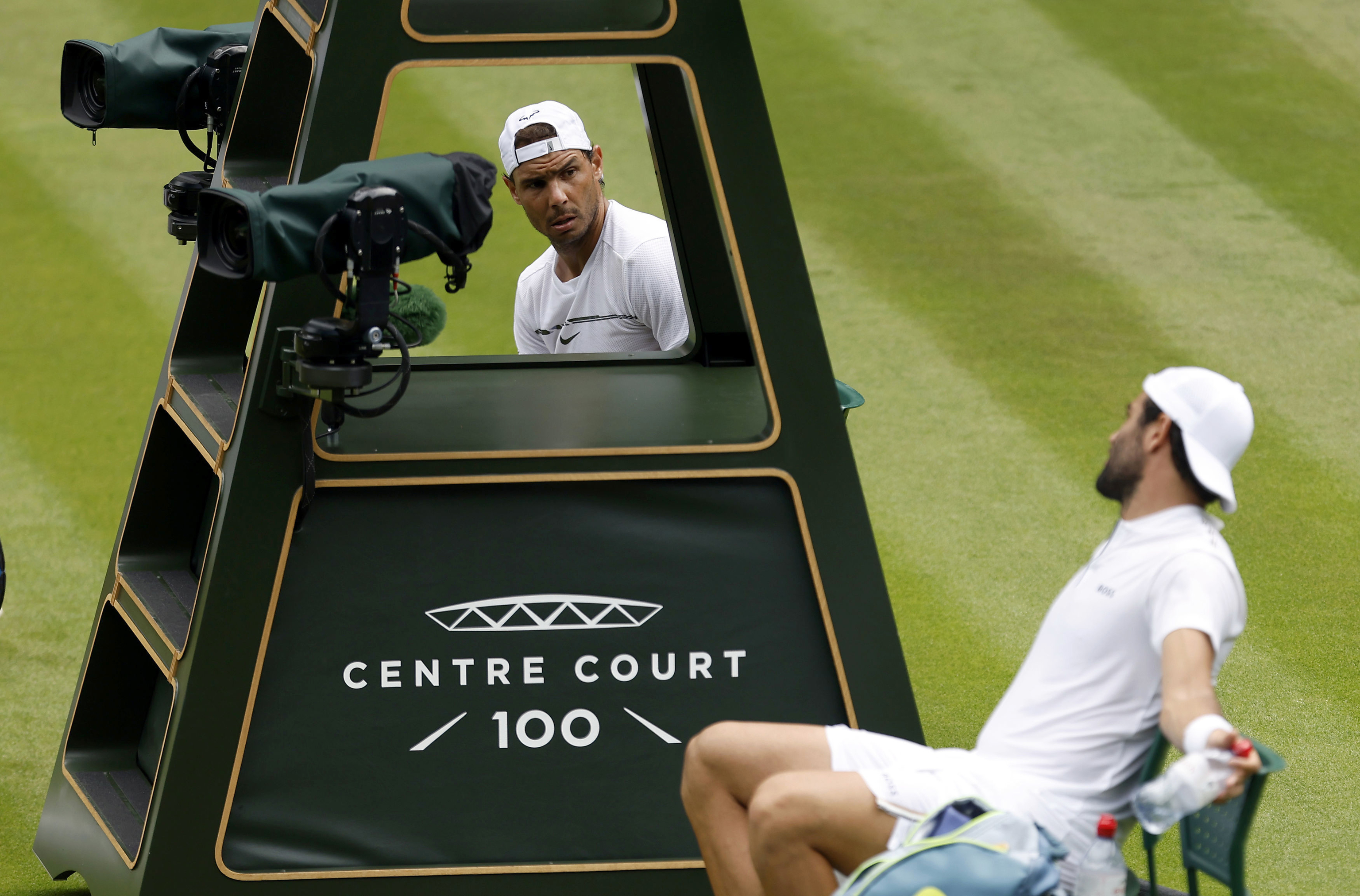 Matteo Berrettini y Rafa Nadal, en la central de Wimbledon este jueves.