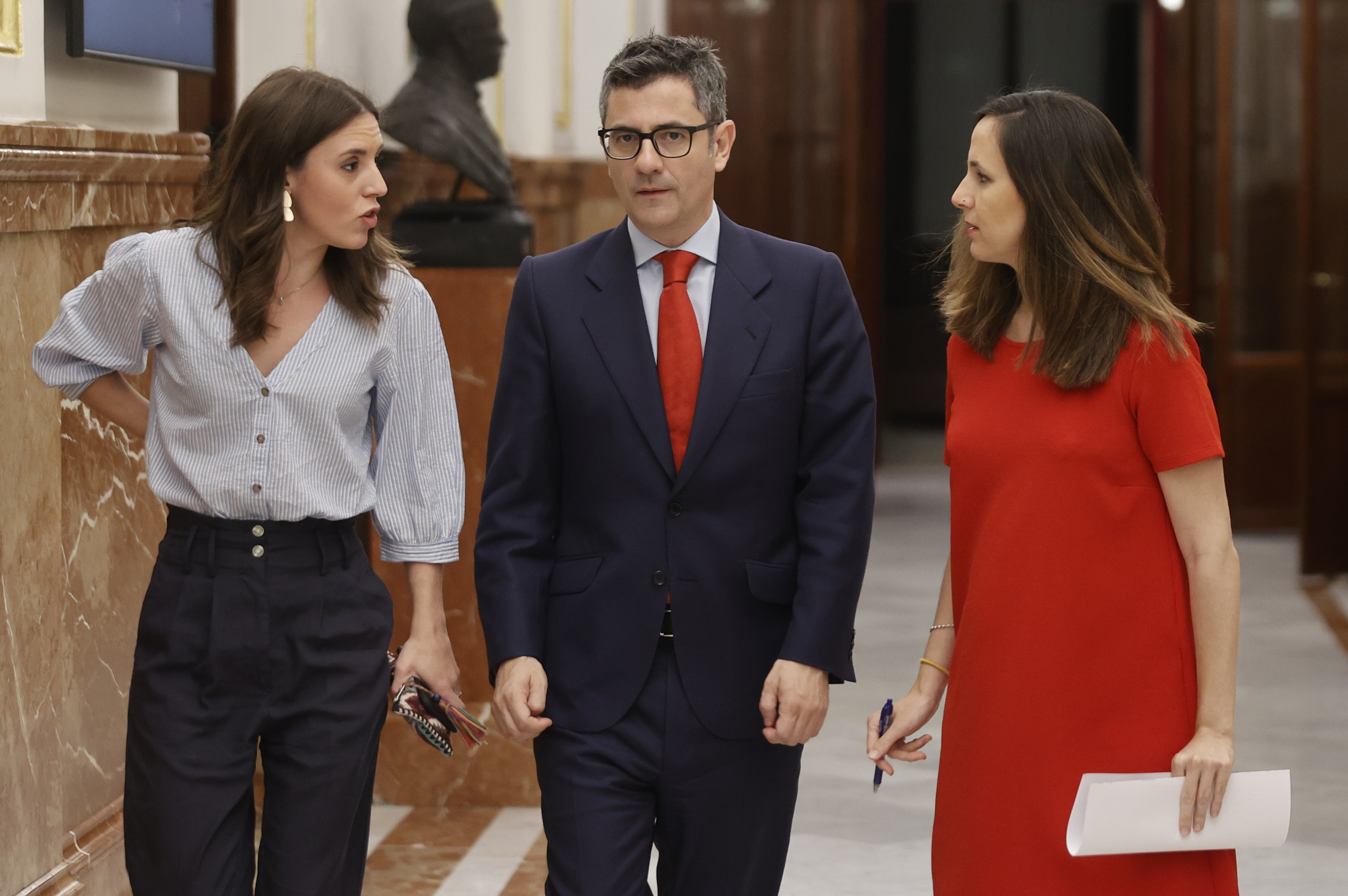 Irene Montero, Félix Bolaños e Ione Belarrra en los pasillos del Congreso.