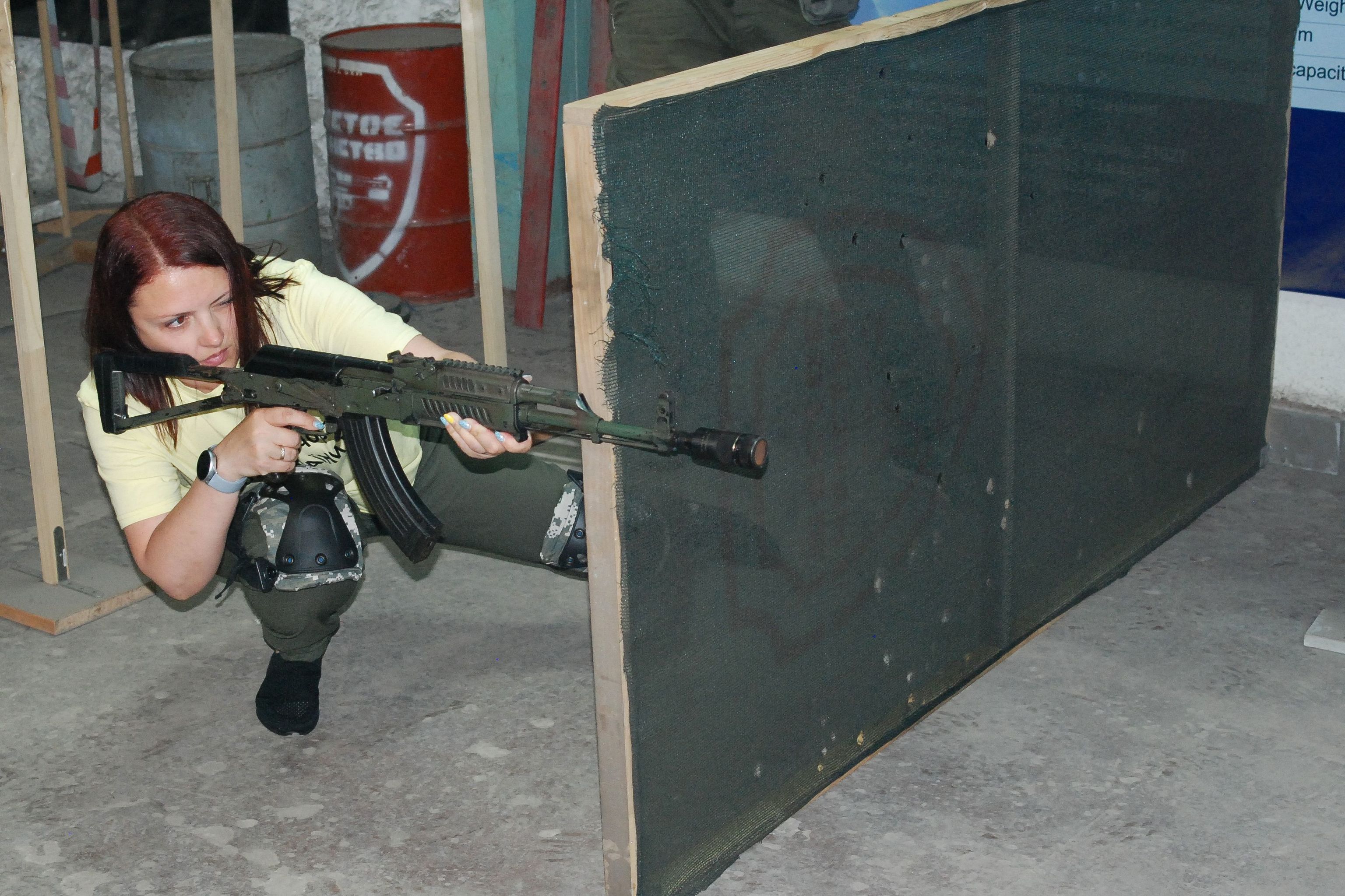 Una mujer se ejercita en un centro de entrenamiento militar en Zaporiyia