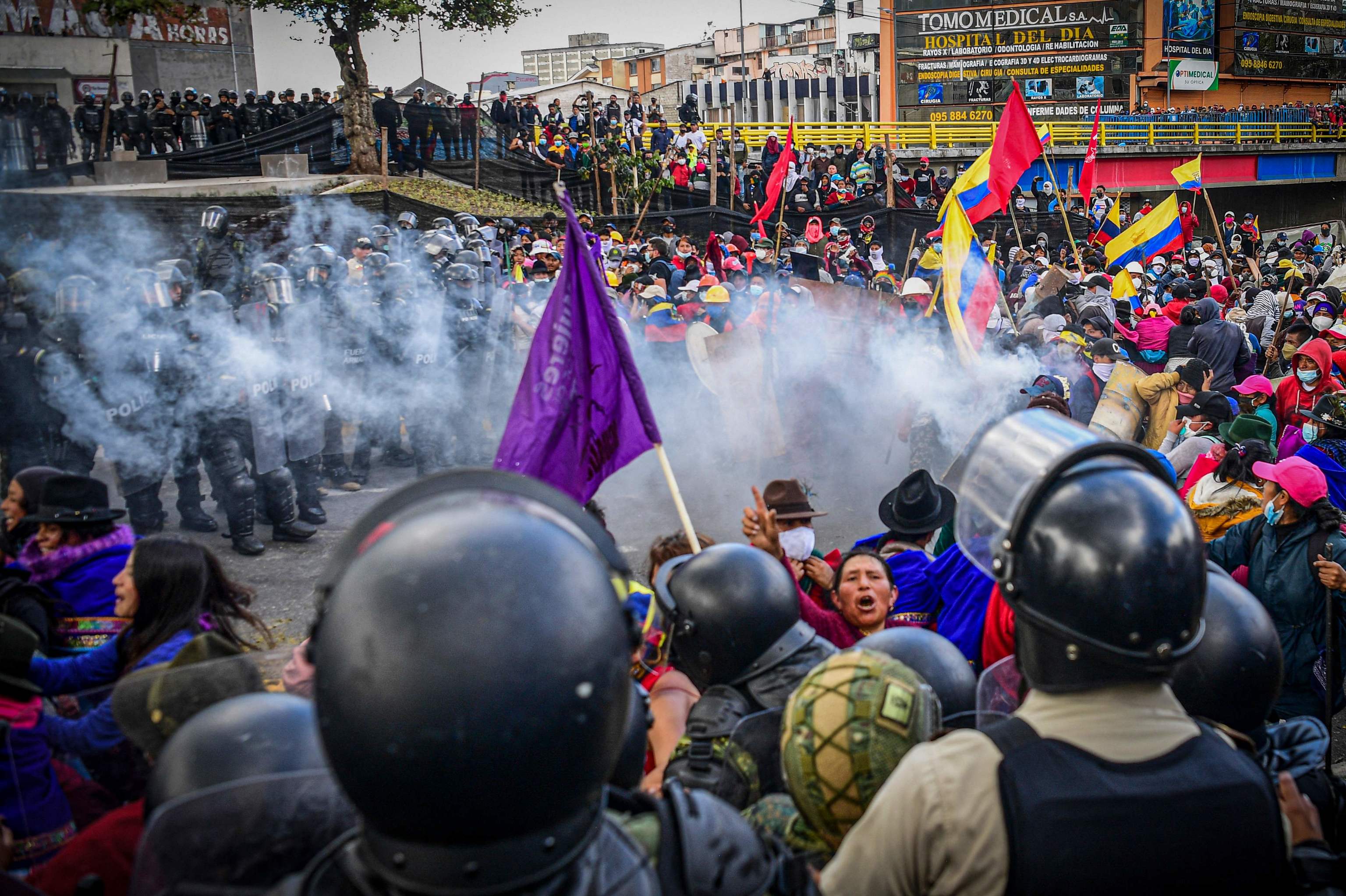 La Policía dispersa con gases lacrimógenos a manifestantes indígenas que intentaban acceder al Parlamento en Quito
