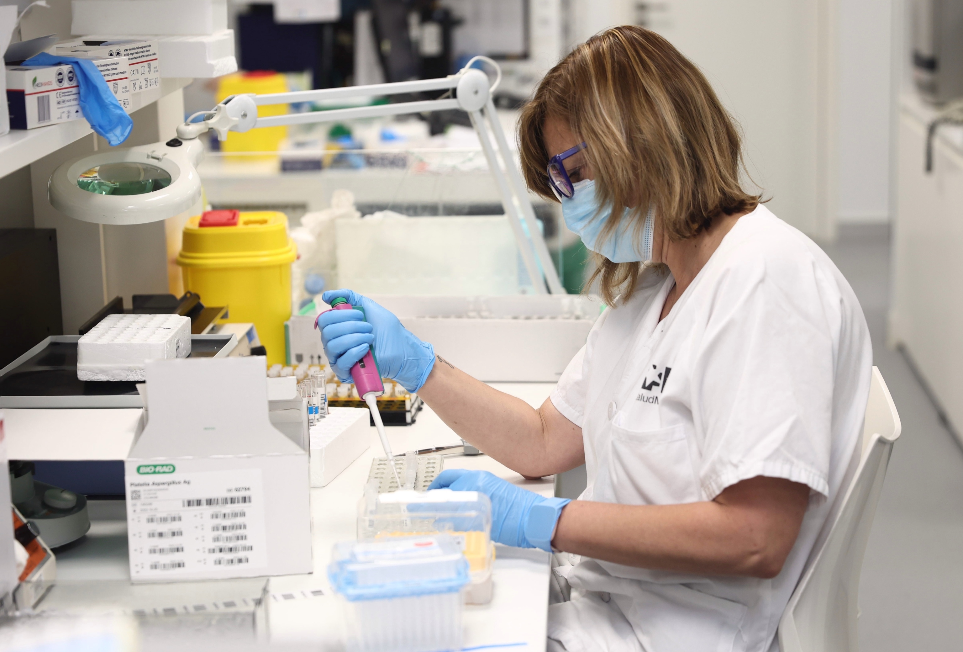 Una tcnico de laboratorio   realiza pruebas PCR para la  viruela del mono en Madrid.