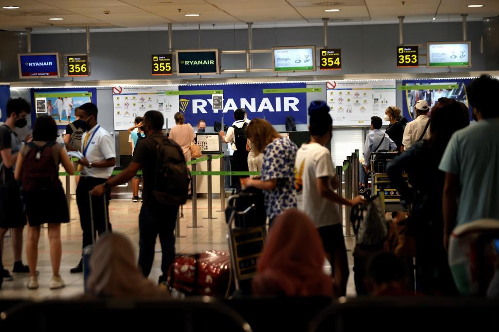 Los sindicatos estudian acciones legales contra Ryanair tras declarar la totalidad de sus vuelos como servicios mínimos