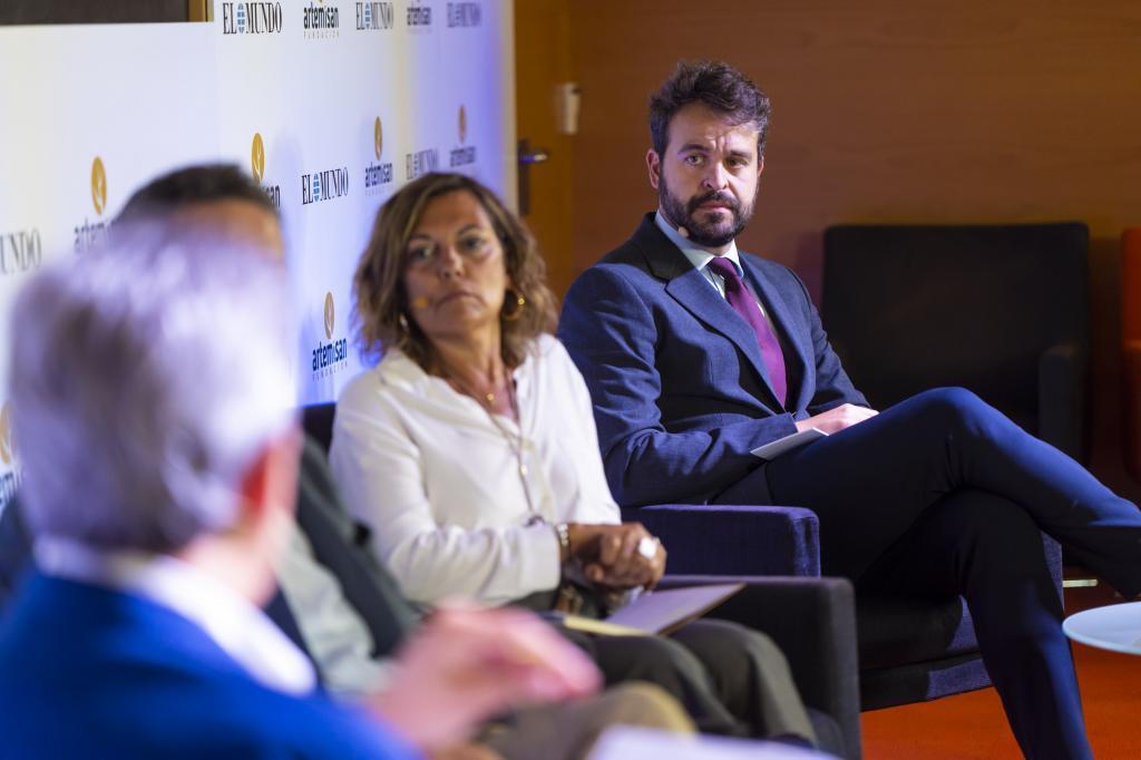 Íkigo Henríquez de Luna (VOX), Milagros Marcos (PP) y Juan Francisco Serrano (PSOE) en el debate con José María Mancheño (Real Federación de Caza)