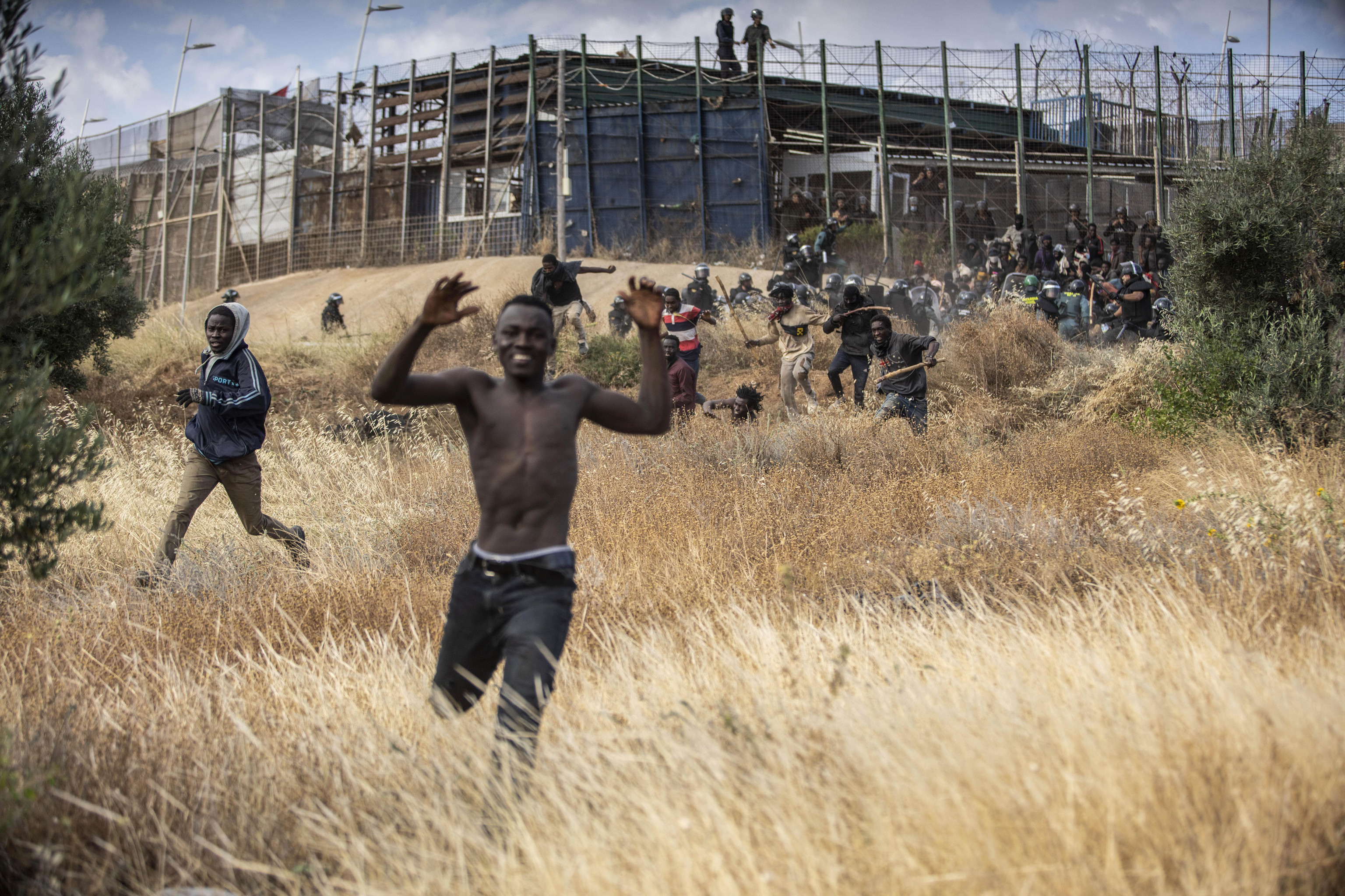 Algunos de los migrantes que lograron cruzar la frontera.