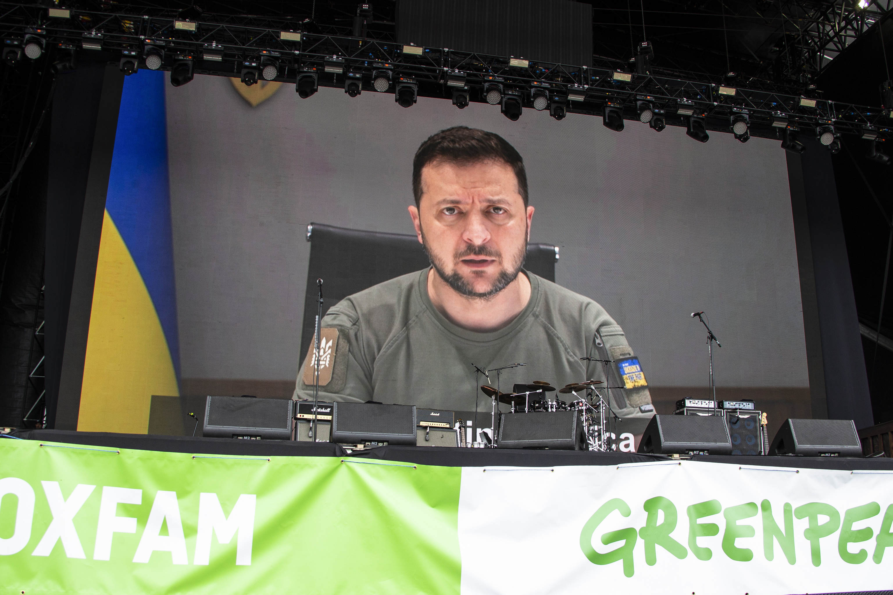 El presidente de Ucrania, Zelenski, se dirige a los asistentes al Festival de Glastonbury