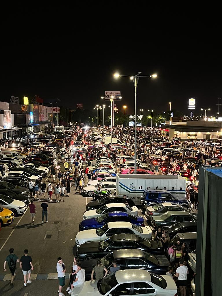 Congregacin de automviles en el prking de Media Markt de Parque del Oeste de Alcorcn el jueves 16 de junio.