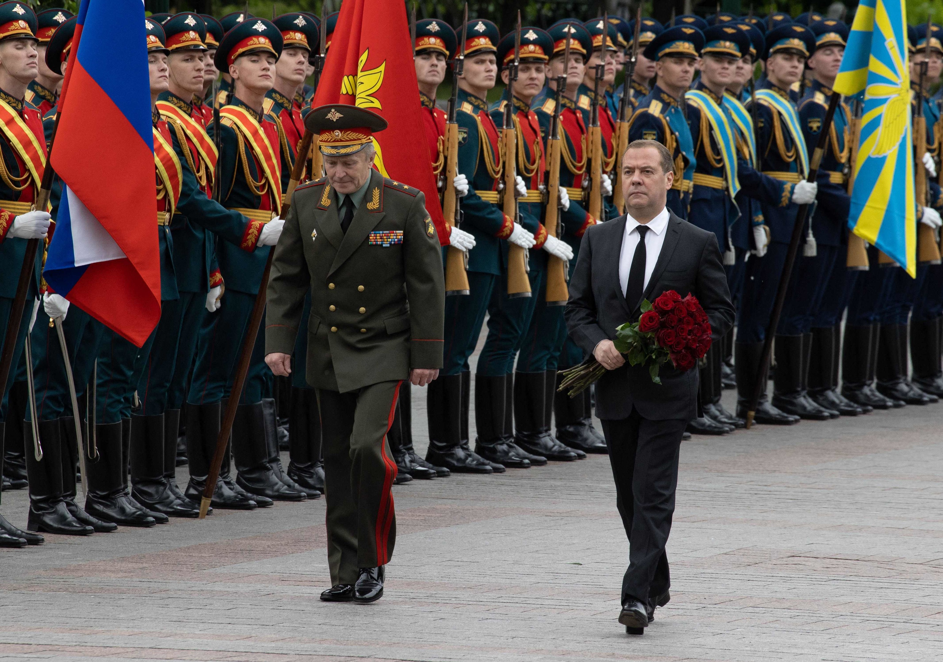 Dimitri Medvedev, durante una ceremonia ante la tumba del soldado desconocido en Moscú.