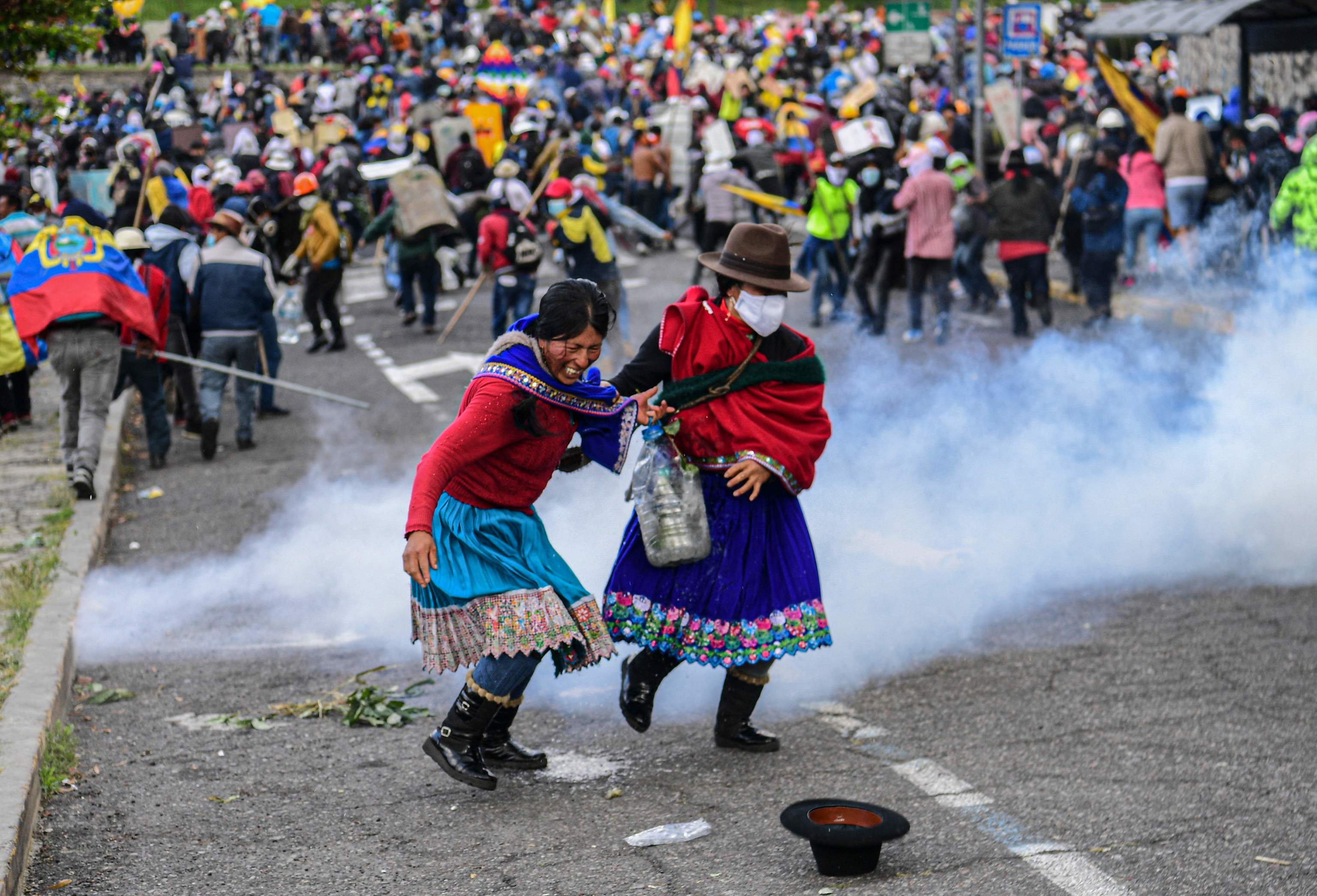 Manifestantes se enfrentan a la policía en las cercanías del parque de El Arbolito, en Quito.