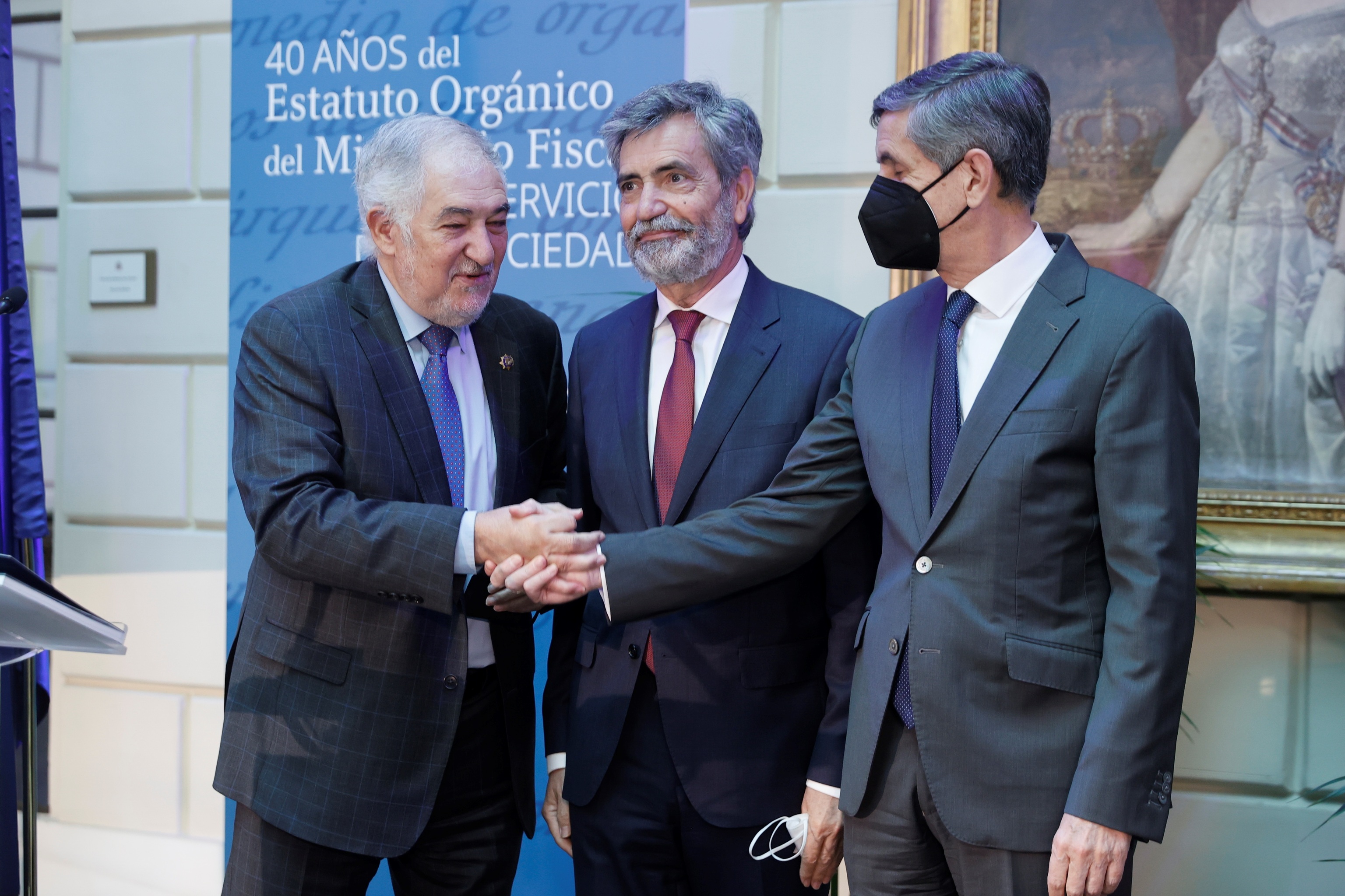 Cándido Conde-Pumpido, Carlos Lesmes y el magistrado Pedro González-Trevijano en un acto en Madrid.
