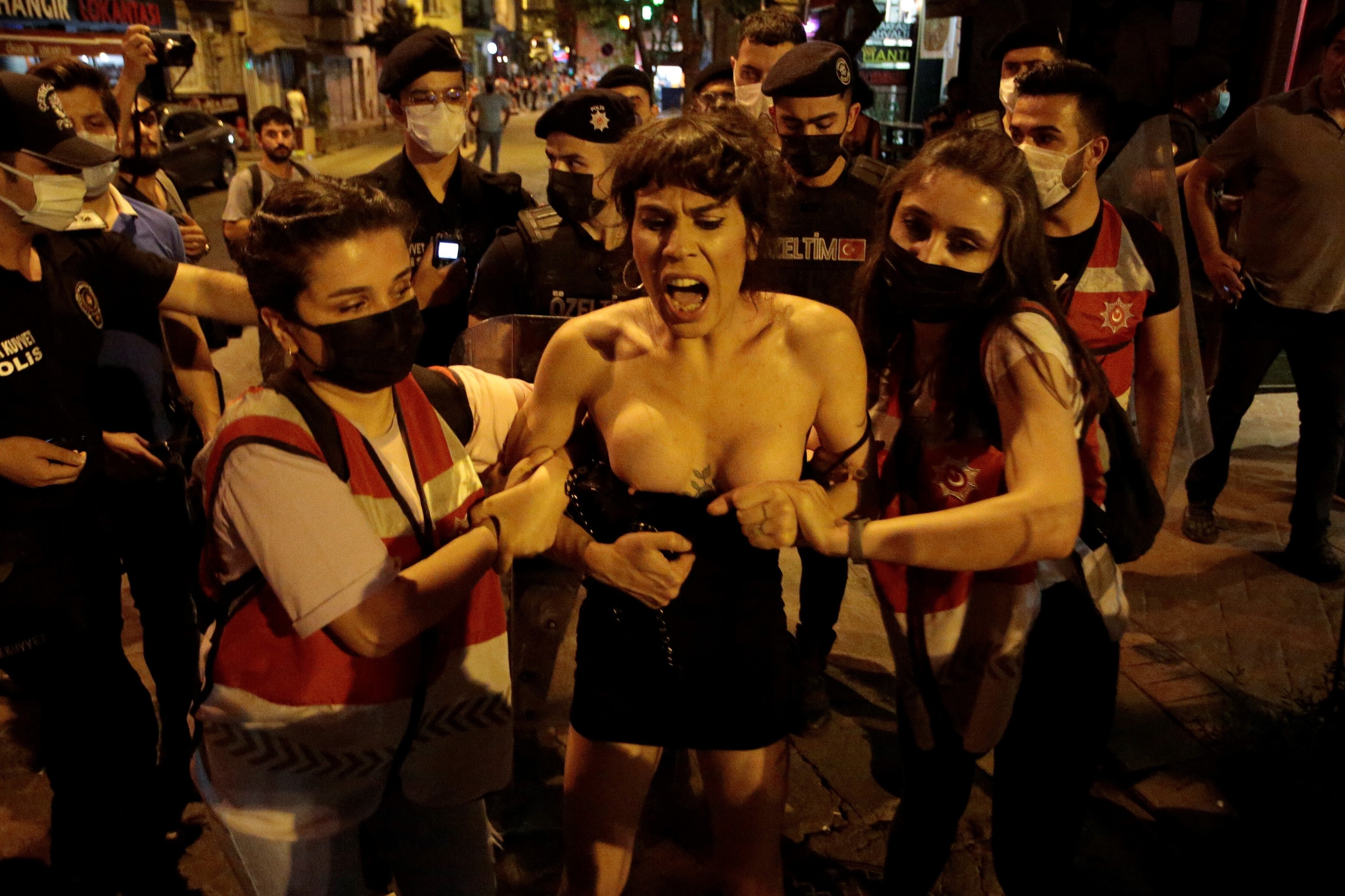 Detención durante las marchas del año pasado, en Estambul.
