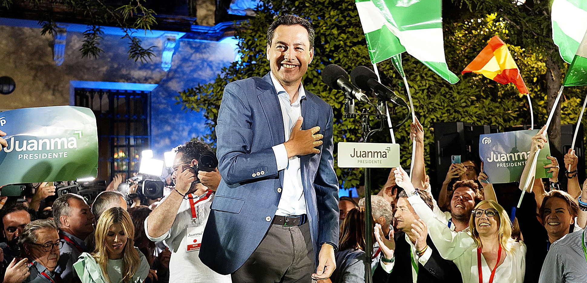 El presidente del PP andaluz y candidato a la reelección, Juanma Moreno, celebra la victoria la noche del 19 de junio rodeado de militantes a las puertas de la sede regional del partido.
