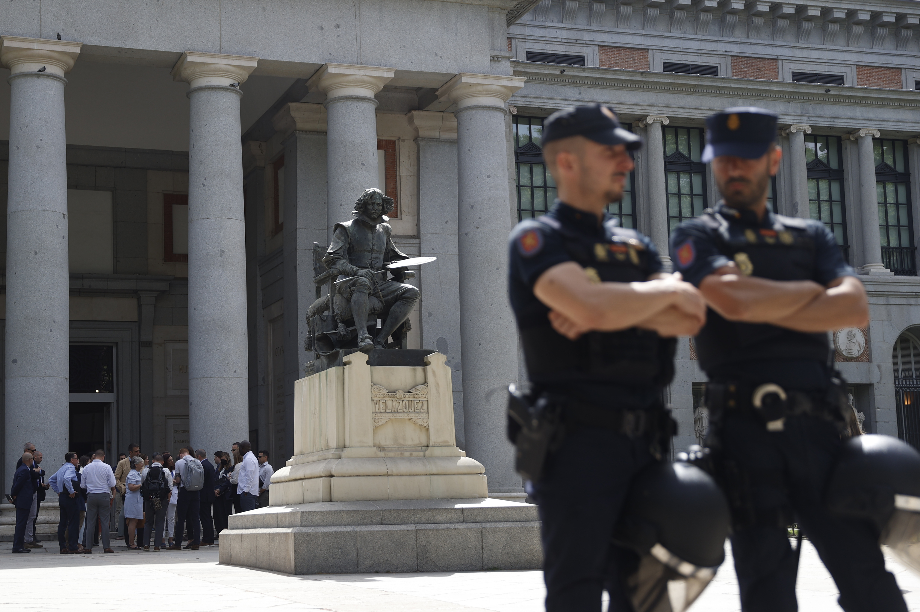 Dos policías en el Museo del Prado.