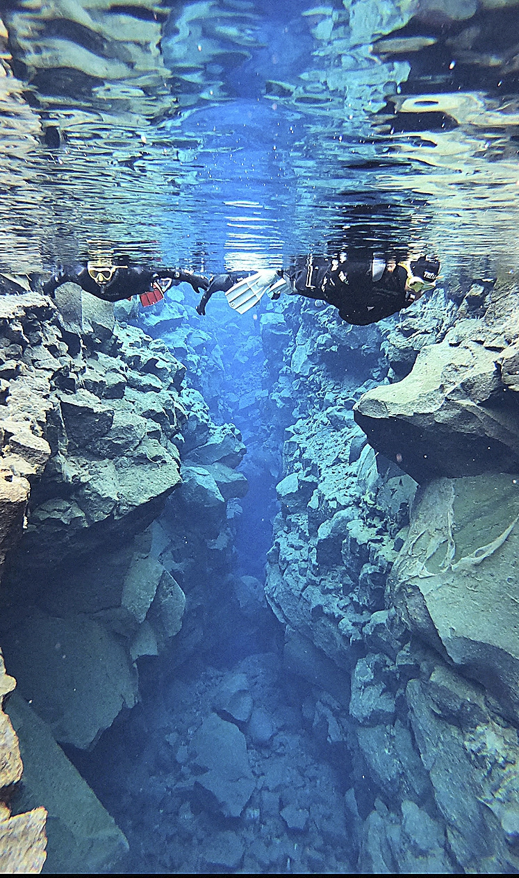Bucear entre placas tectónicas, actividad atípica en Islandia por el frío, pero que permite tocar dos continentes.