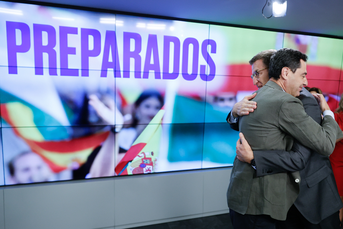 Juanma Moreno y Alberto Nez Feijo se abrazan en la Junta Directiva Nacional del PP, el pasado martes.