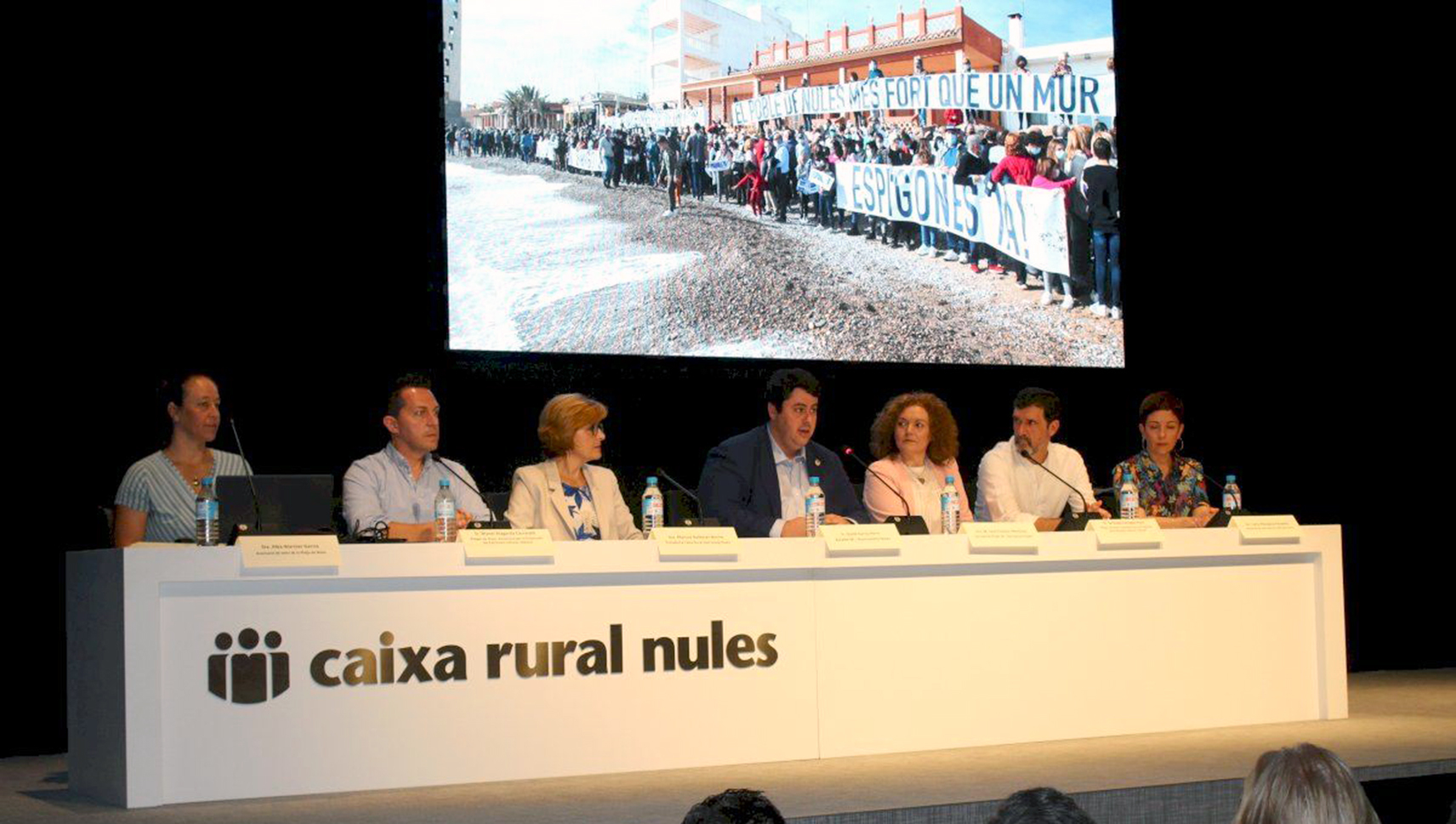 El alcalde de Nules, David García (centro), junto a algunos de los ponentes de la MED22 celebrada en la localidad.