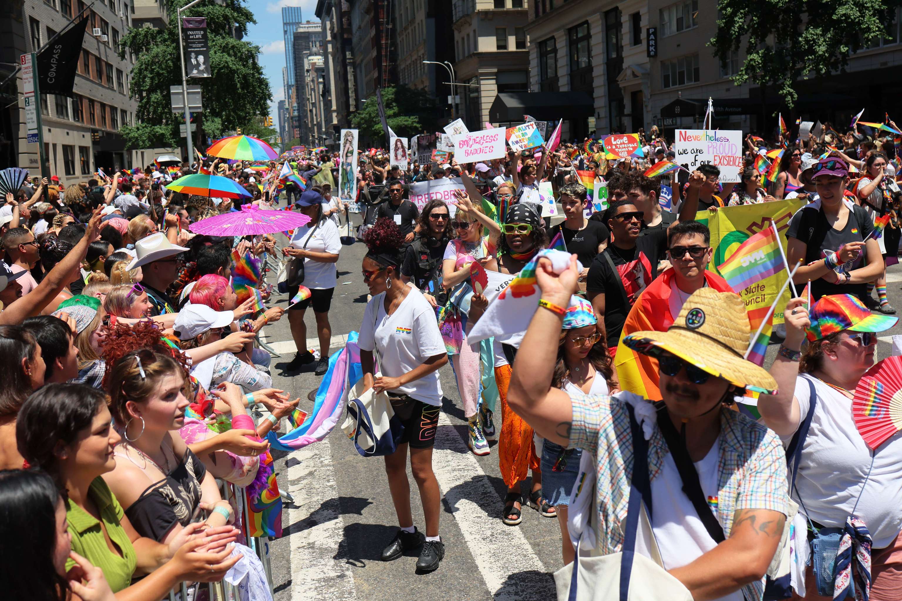 Estampida en el desfile del Orgullo Gay en Nueva York al confundir fuegos artificiales con disparos