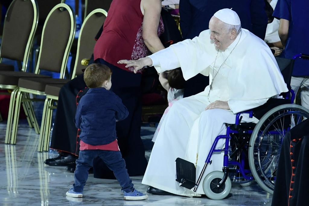 El papa Francisco se acerca a un niño de dos años en el Festival de las Familias.
