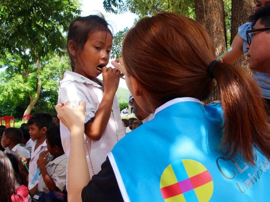 Campaña sobre salud bucodental del CEU en Camboya.