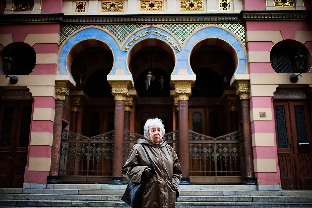 Helga Weiss , frente a la Sinagoga del Jubileo de Praga.