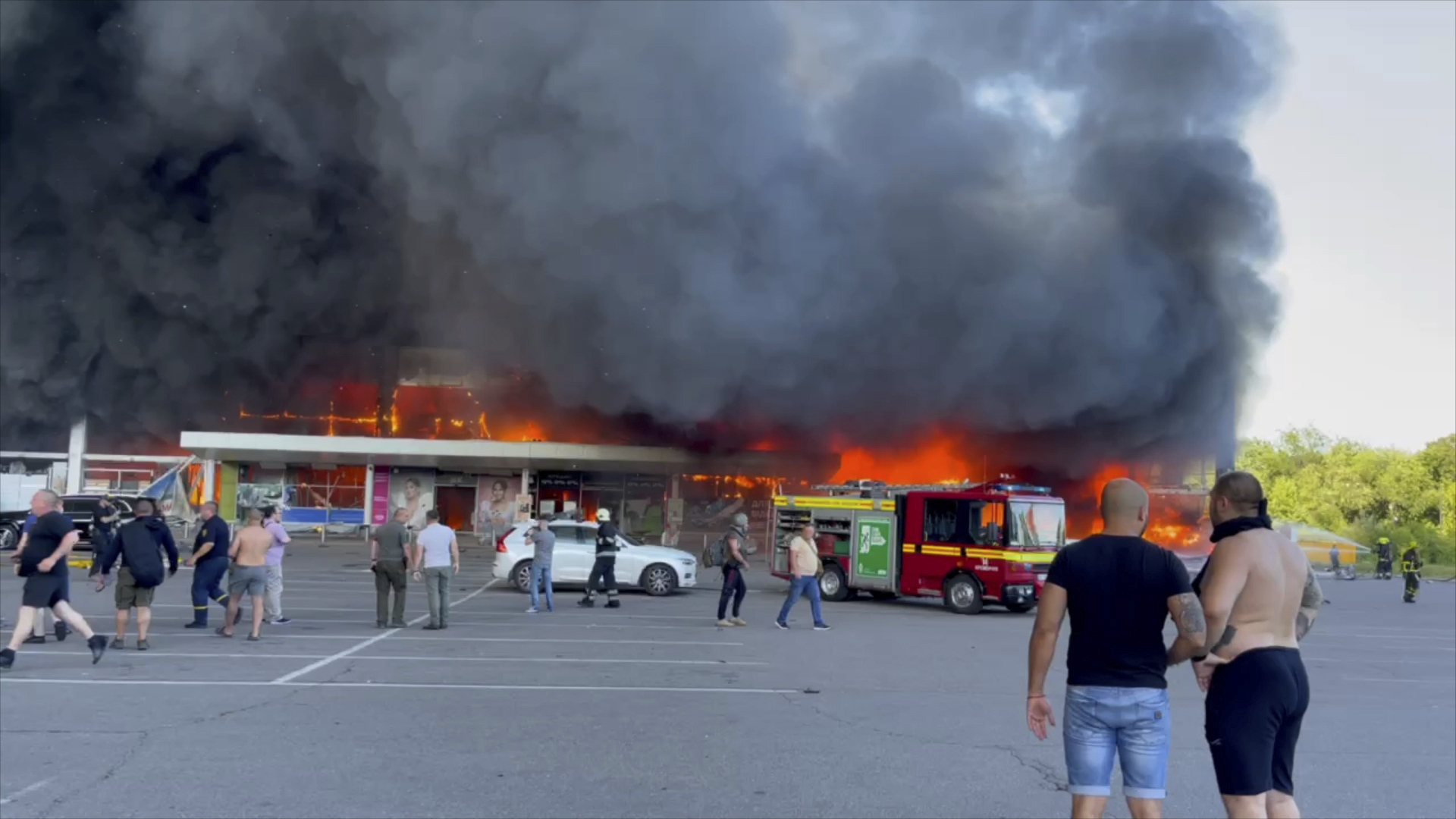 El centro comercial de Kremenchuk, en llamas.