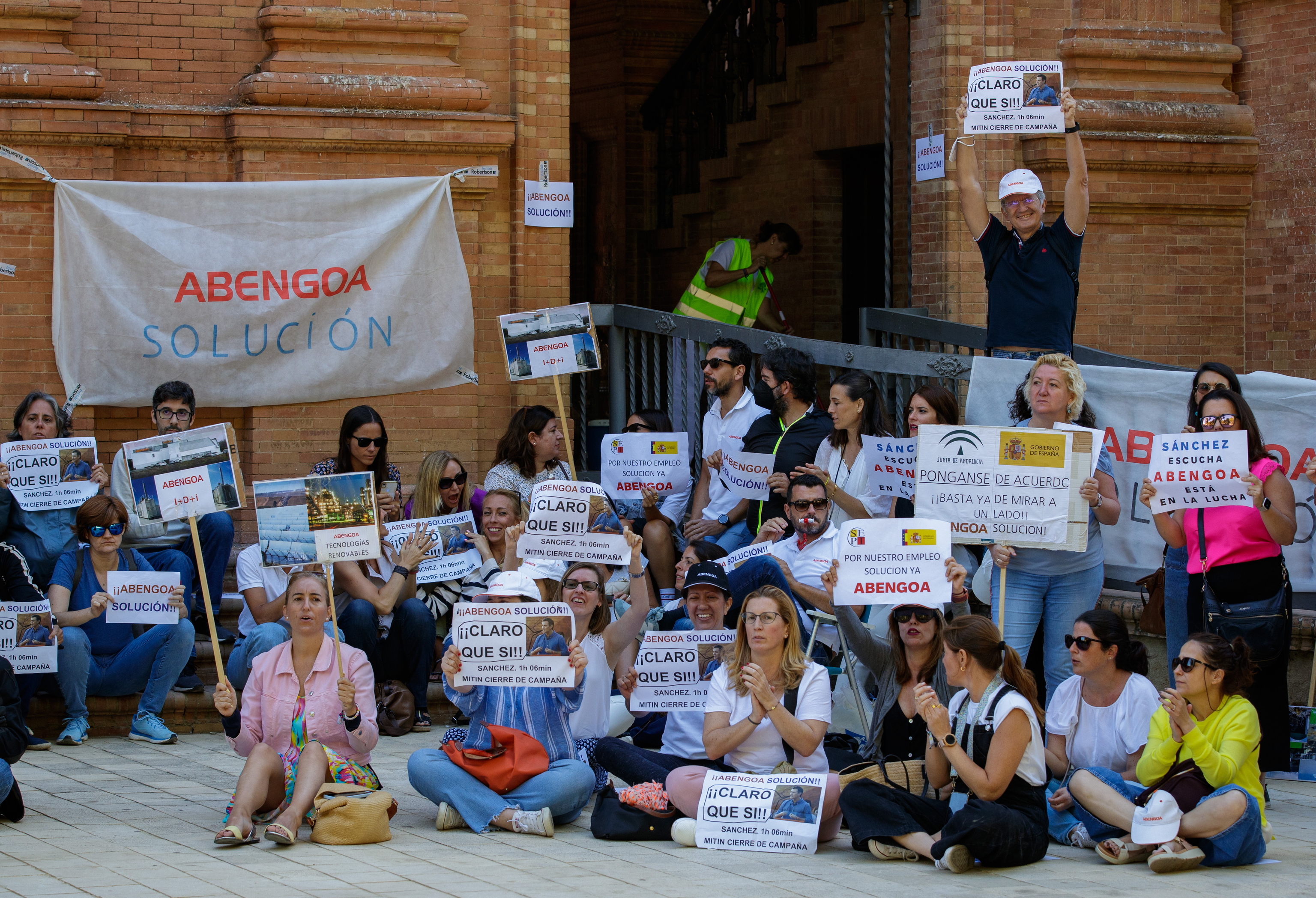 Trabajadores de Abengoa concentrados ante la sede de la Delegación del Gobierno en Andalucía.