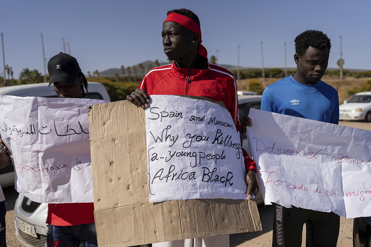 Protesta de un grupo de subsaharianos a las puertas del CETI de Melilla para pedir una investigación de lo ocurrido.