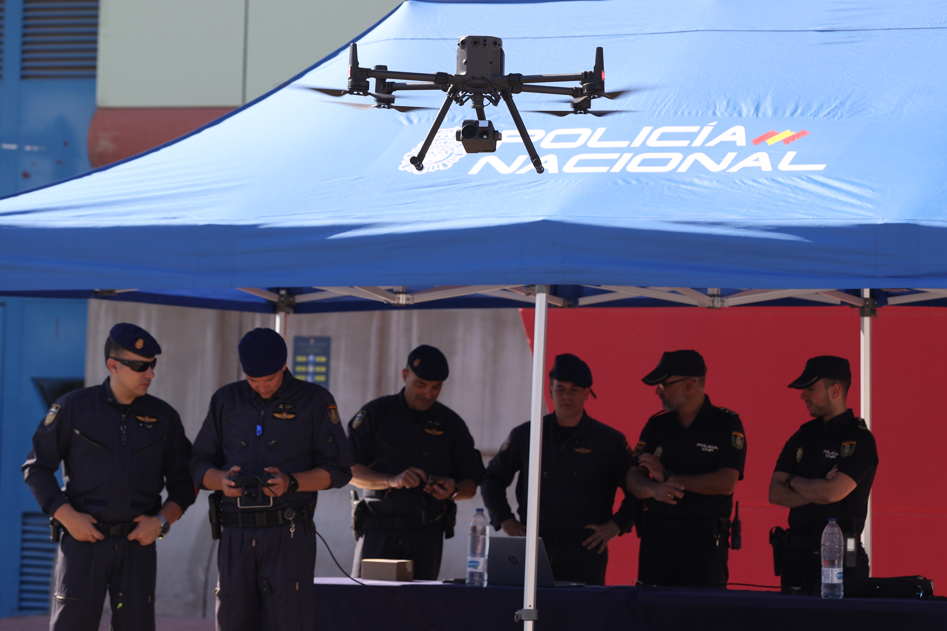 Agentes de seguridad prueban un dron en las instalaciones del Centro de Coordinación, en el recinto de Ifema.