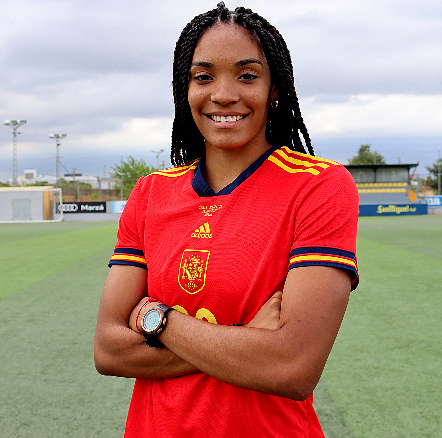 La jugadora del Villarreal Salma Paralluelo, este lunes, con la camiseta de España.