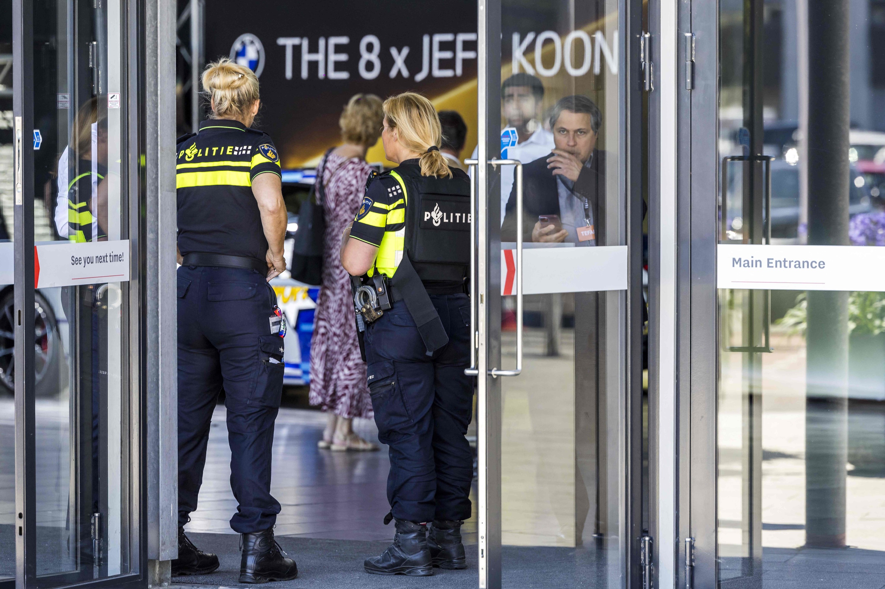Policas neerlandeses frente a la puerta del TEFAF