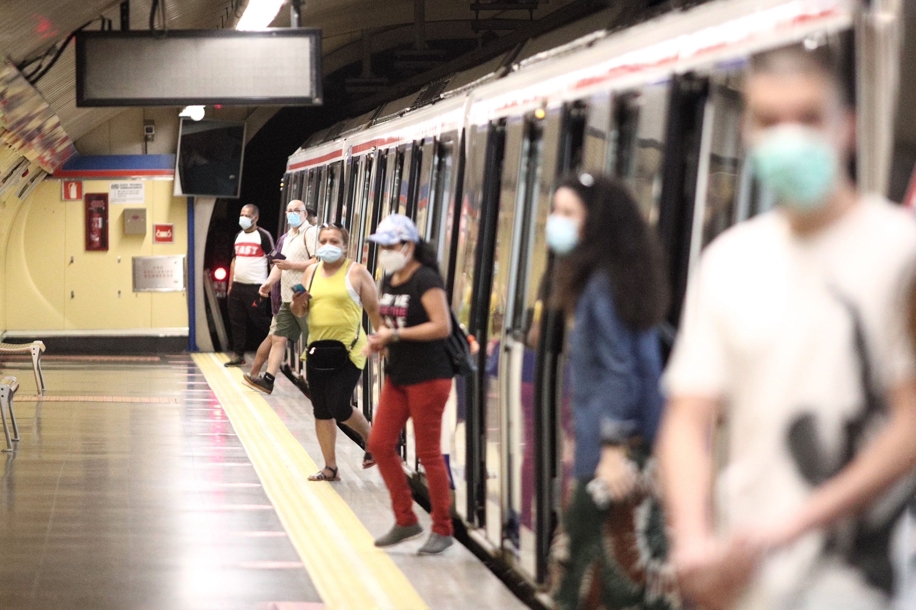 Pasajeros con mascarilla en una estación de metro en Madrid, en junio de 2020.