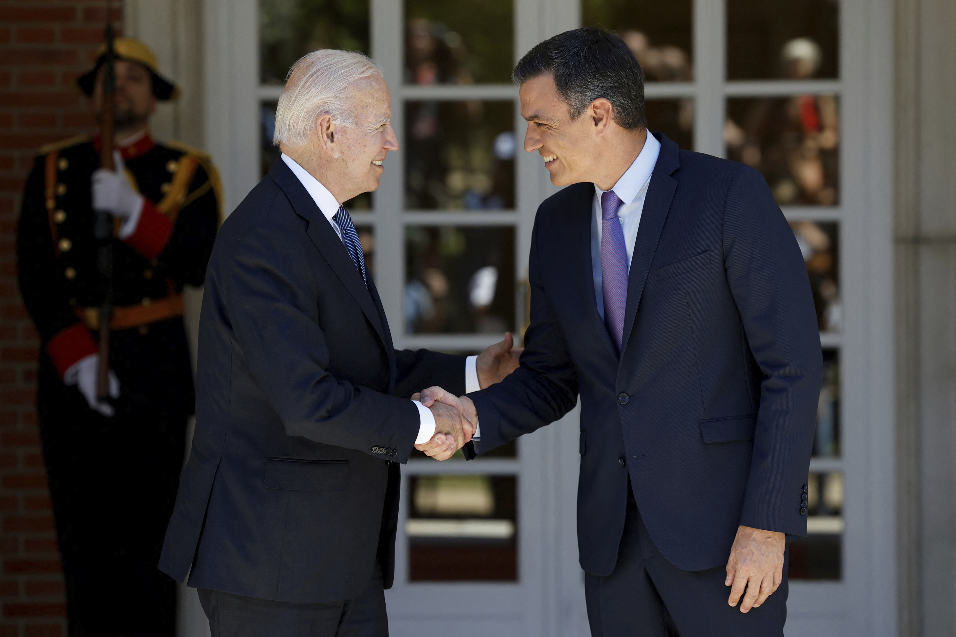 Joe Biden y Pedro Snchez se saludan.