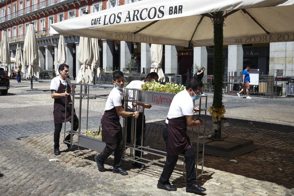 Camareros desmontando su terraza en la Plaza Mayor.