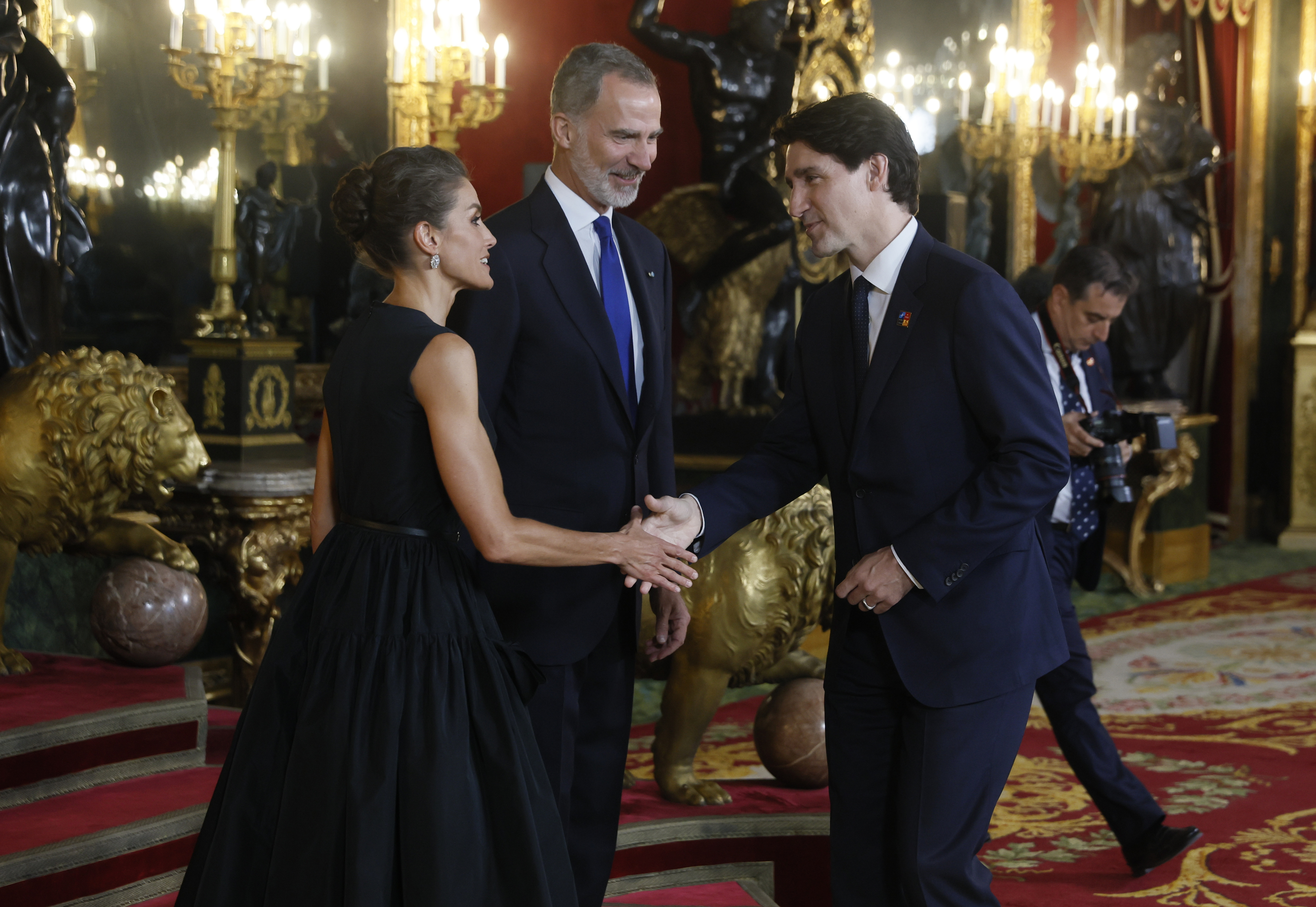 Los Reyes saludando a Justin Trudeau