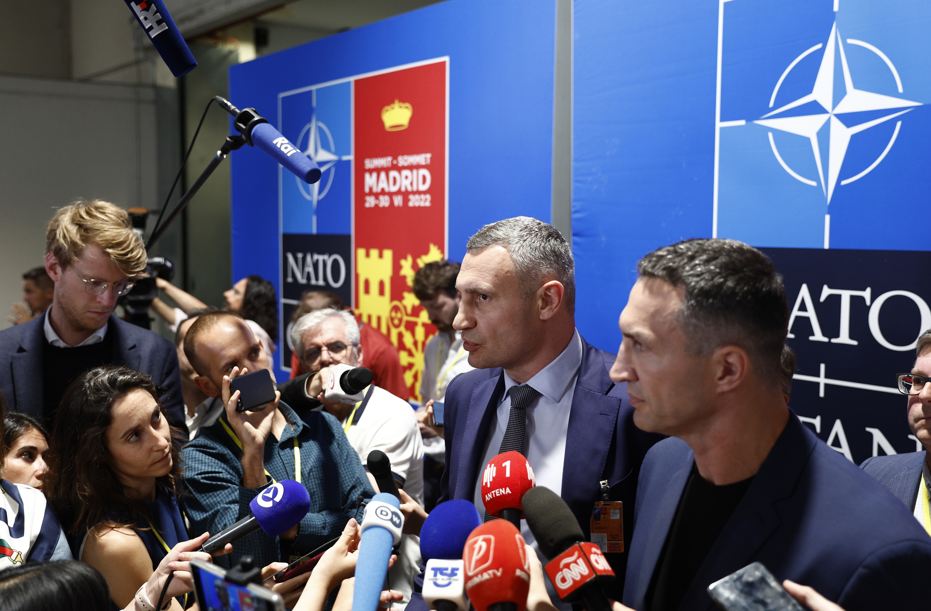 El alcalde de Kiev, Vitali Klitschko, y su hermano Vladímir (d), este martes, en las instalaciones de IFEMA, en Madrid.