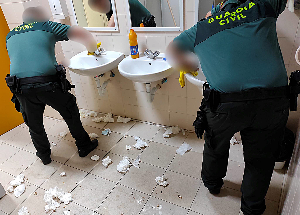 Agentes de la Guardia Civil realizan labores de limpieza en la cárcel.