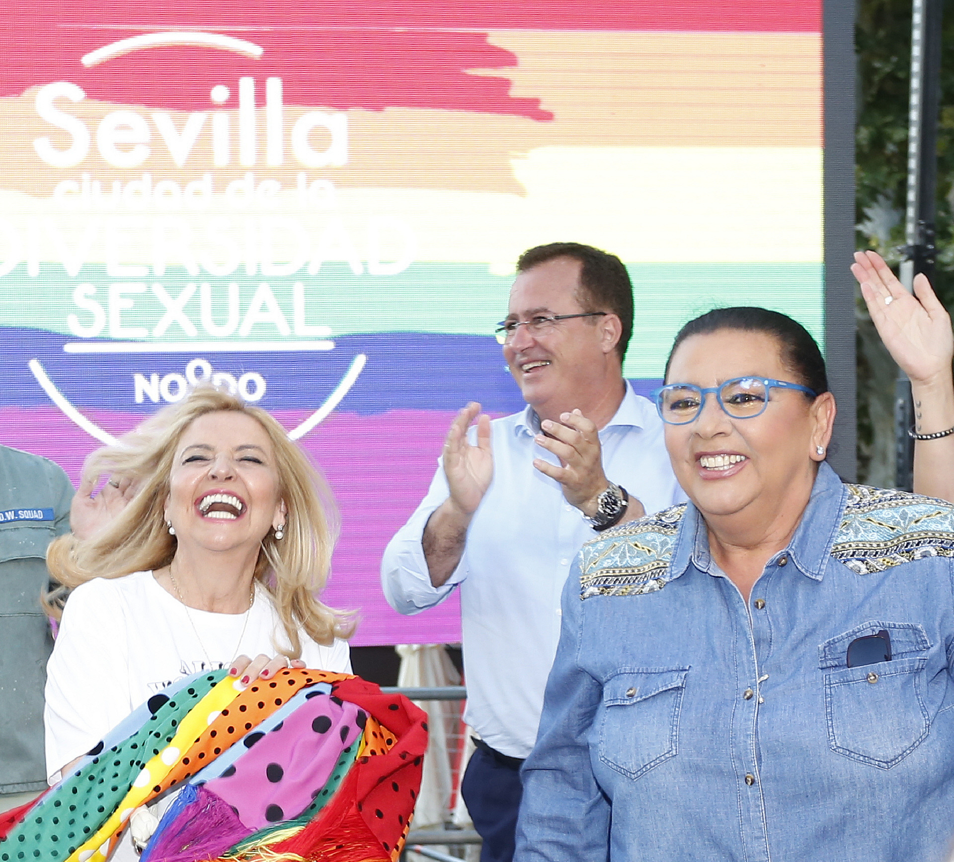 Mara del Monte bailando junto a su pareja en el Orgullo de Sevilla 2022