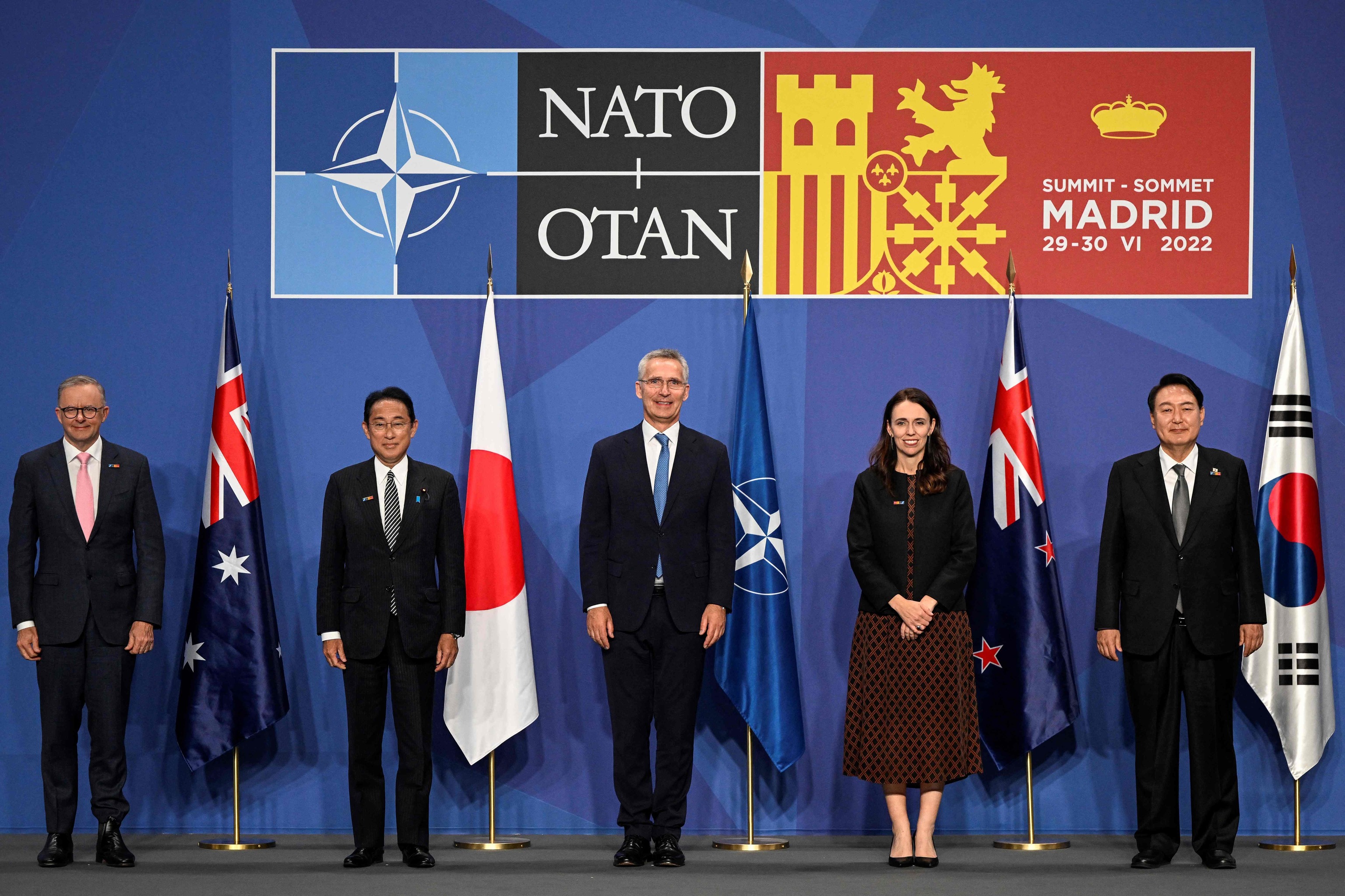 El primer ministro australiano, Anthony Albanese; el primer ministro japonés, Fumio Kishida; el secretario general de la OTAN, Jens Stoltenberg, la primera ministra neozelandesa, Jacinda Ardern; y el presidente surcoreano, Yoon Suk-yeol.