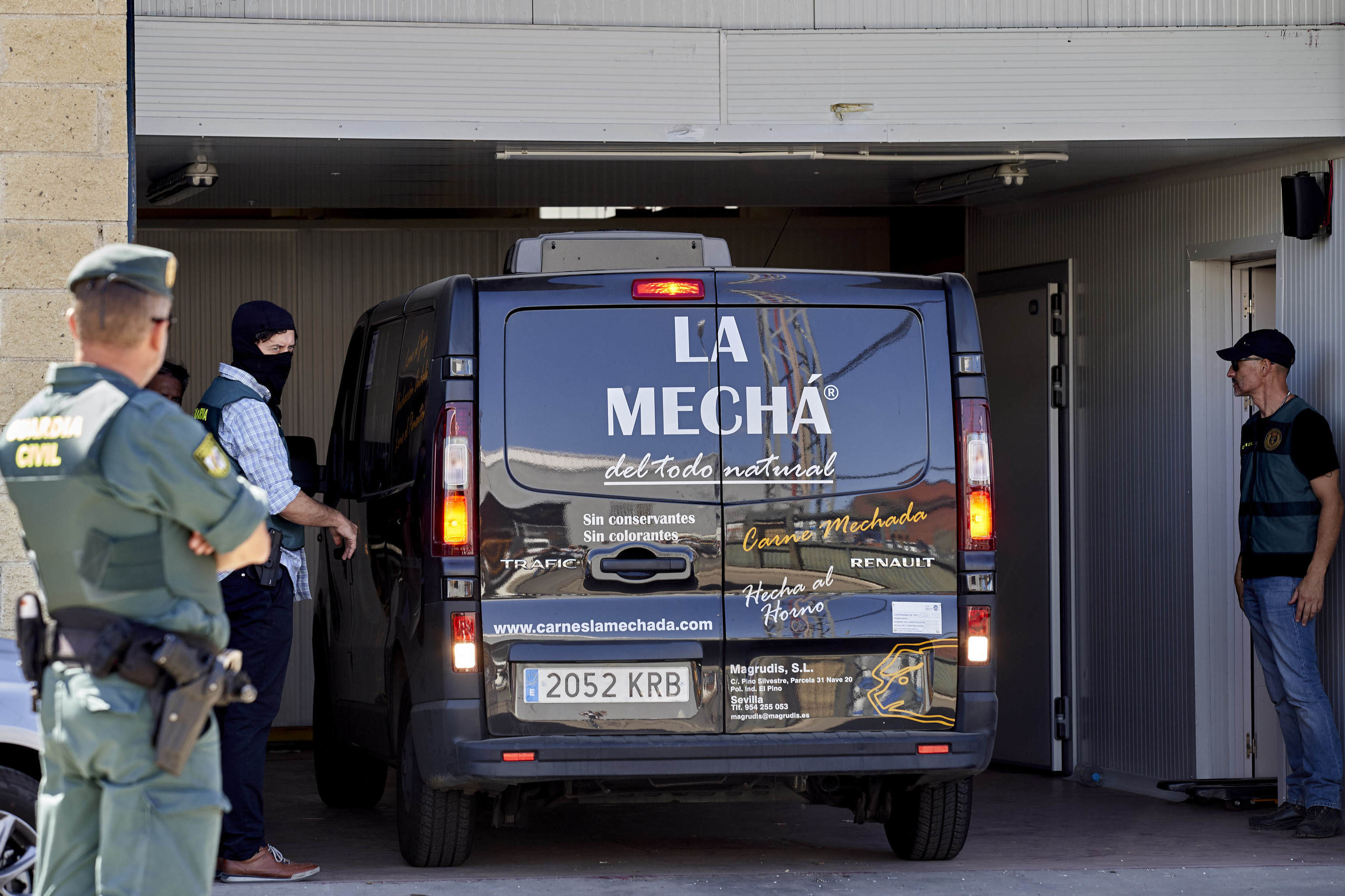 La Guardia Civil registra las instalaciones de la empresa Magrudis en Sevilla en una imagen de archivo.