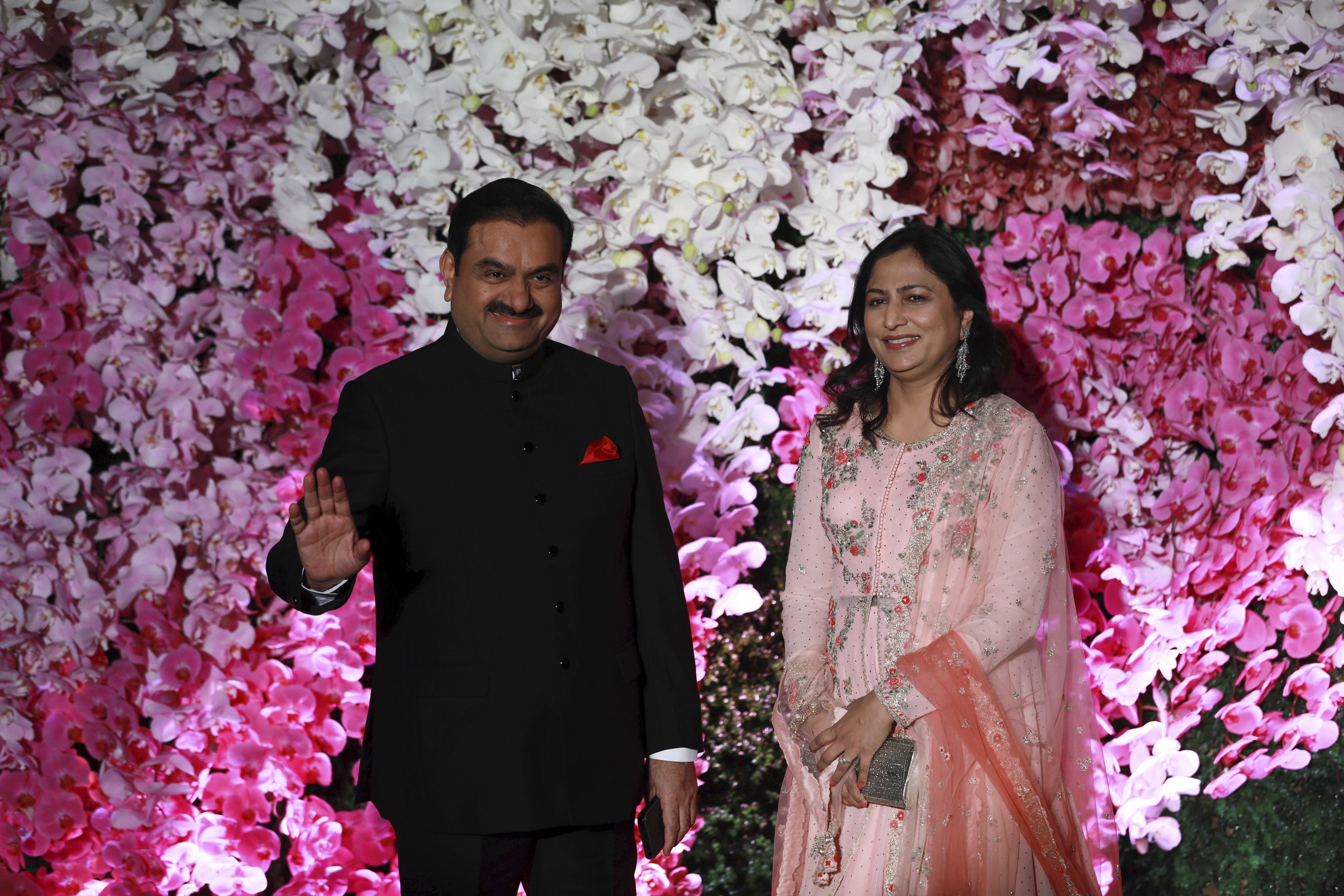 Gautam Adani junto con su mujer