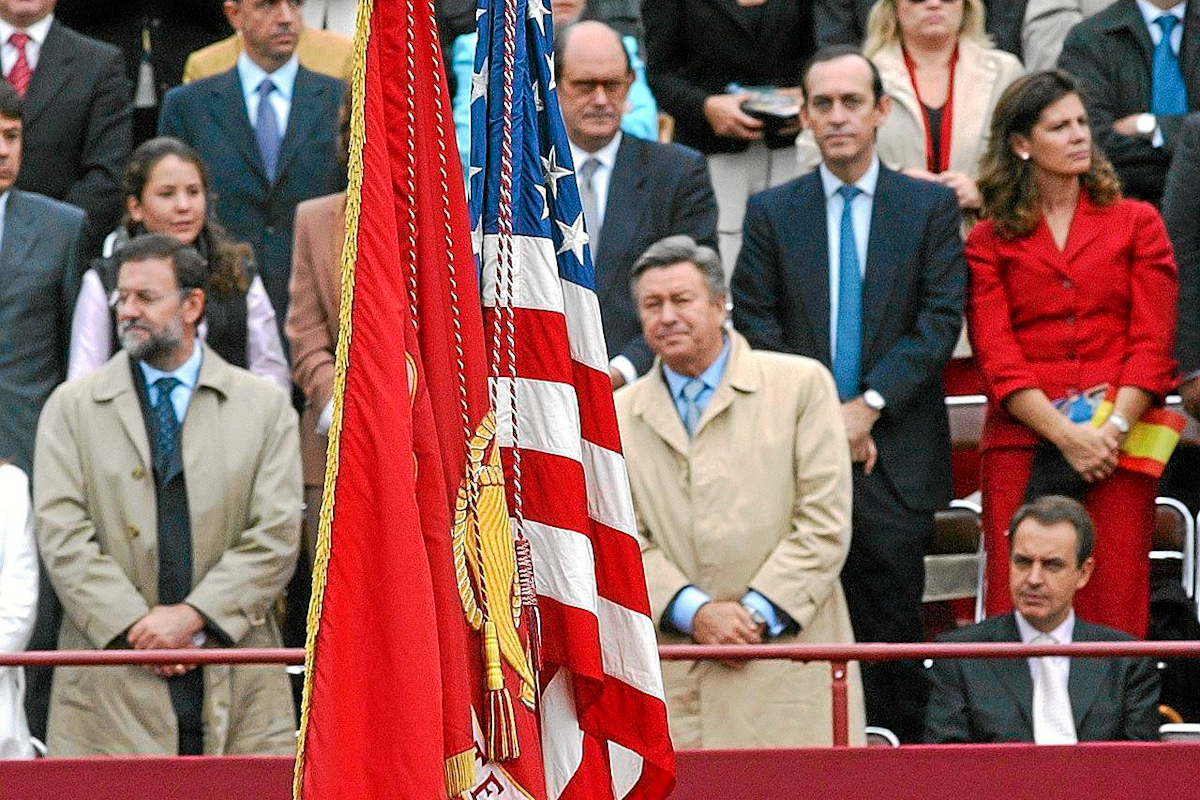 Zapatero no se levanta ante el paso de la bandera de EEUU en el Desfile de las FFAA del 12 de Octubre de 2003.