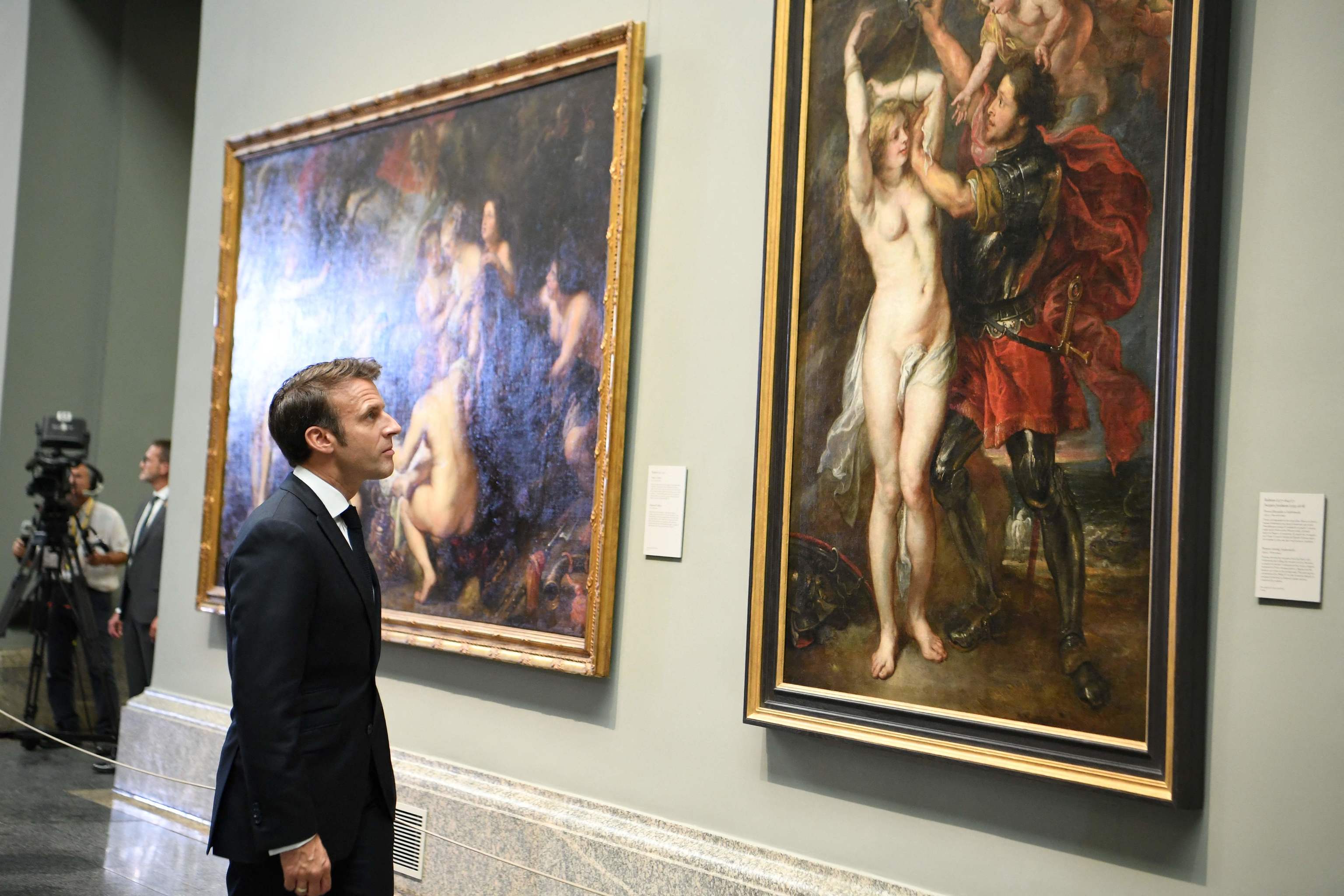 Emmanuel Macron observa uno de los cuadros expuestos.