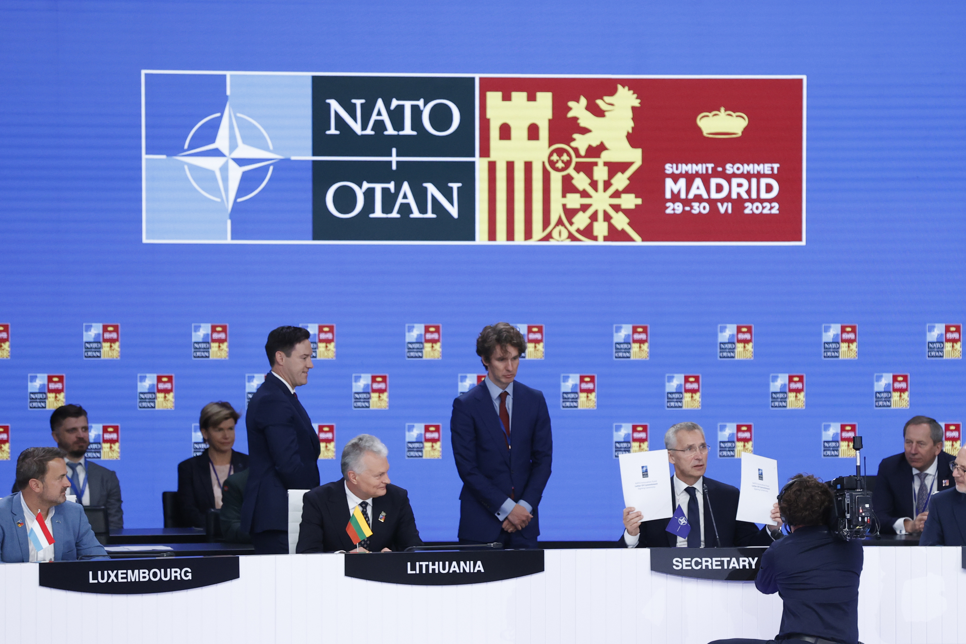 Jens Stoltenberg muestra unos documentos al inicio de la segunda jornada de la cumbre de la OTAN.