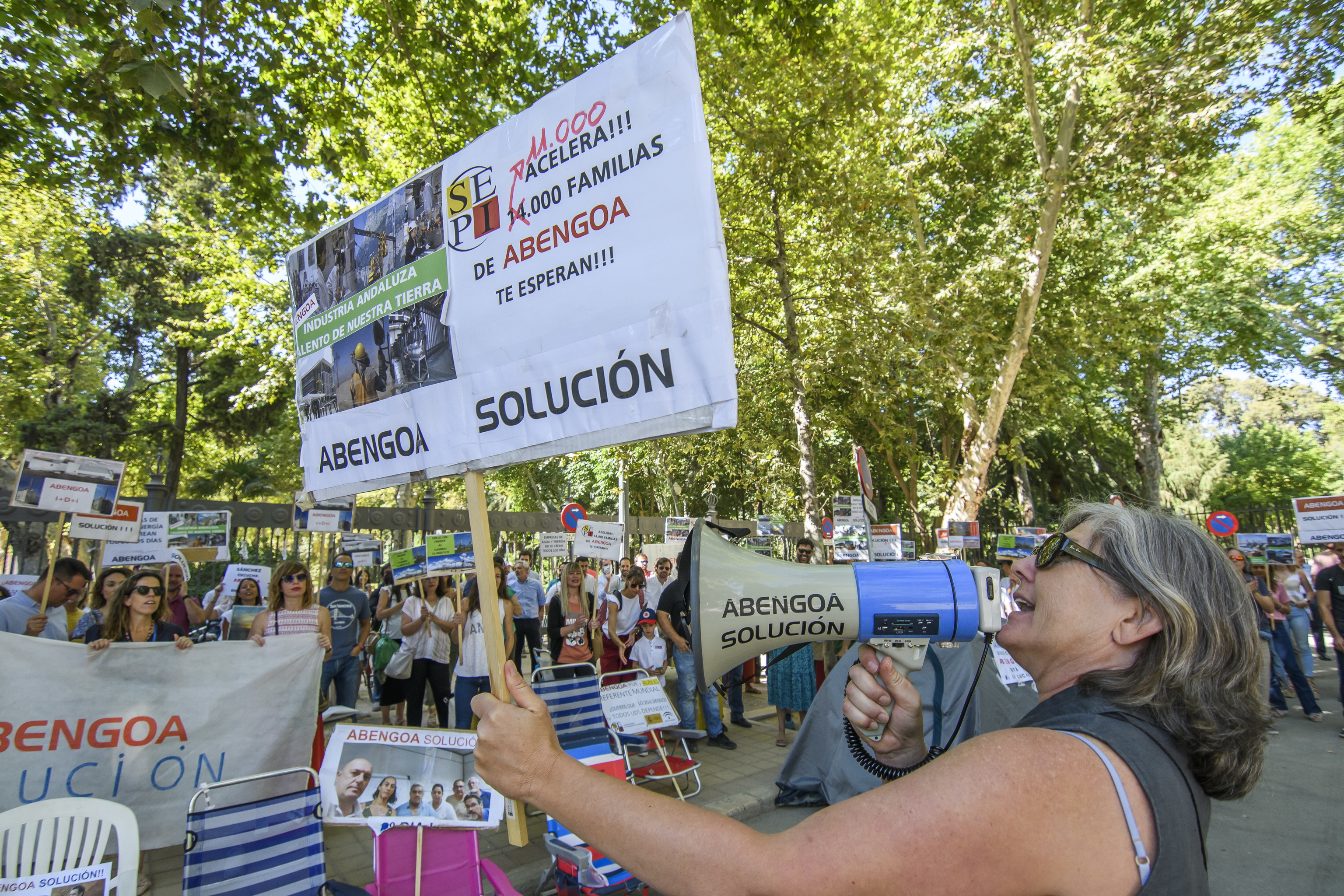 Protesta en Sevilla de los trabajadores de Abengoa, que está a punto de declarar el mayor concurso de acreedores de la historia en España.