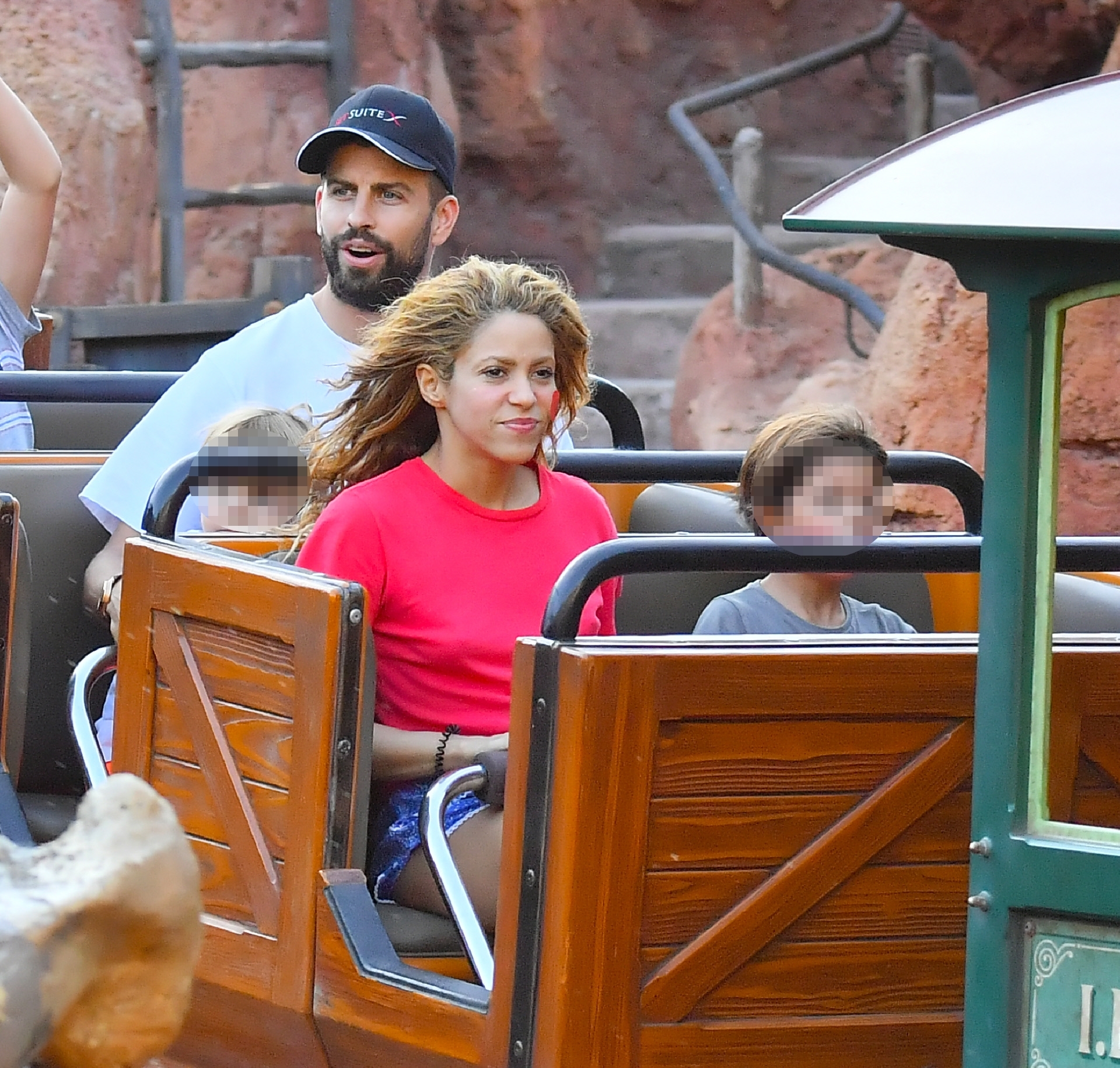 Shakira, Piqu y sus dos hijos, en Disneyland, en 2018.